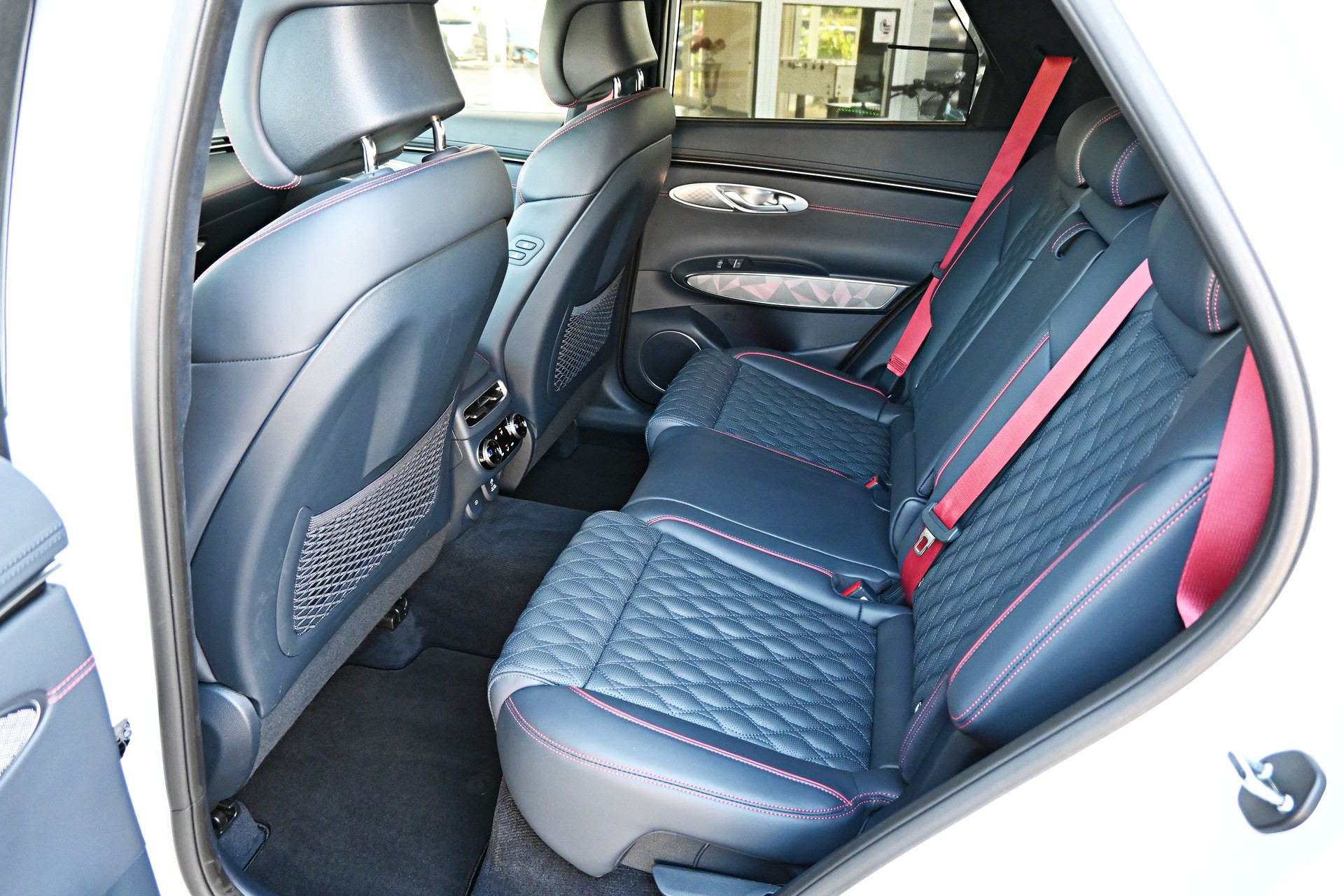 GENESIS GV70 2.2 CRDI Luxury White/Black AT8 AWD 4x4 + Voll-Ausstattung-image-12