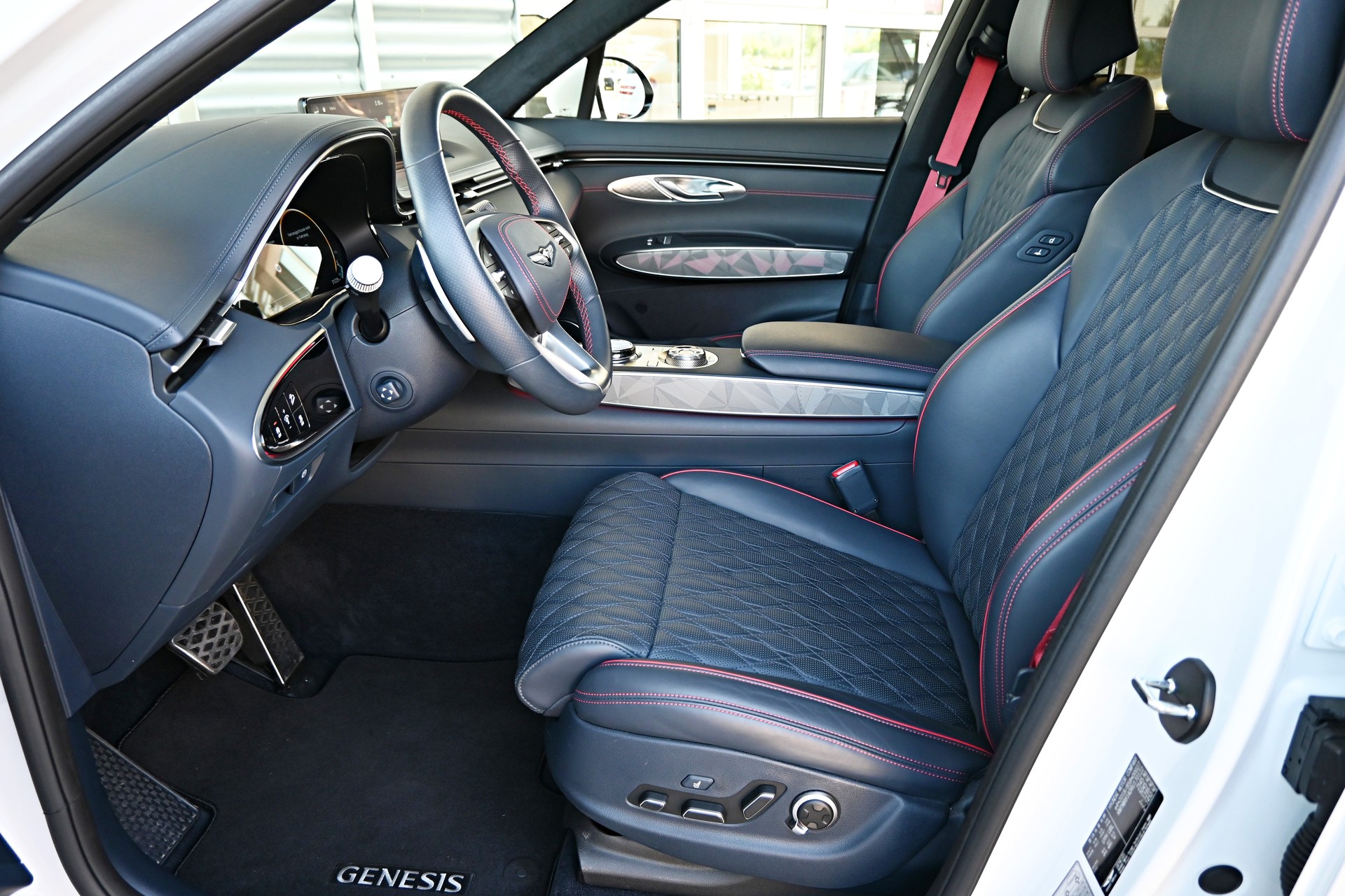GENESIS GV70 2.2 CRDI Luxury White/Black AT8 AWD 4x4 + Voll-Ausstattung-image-9