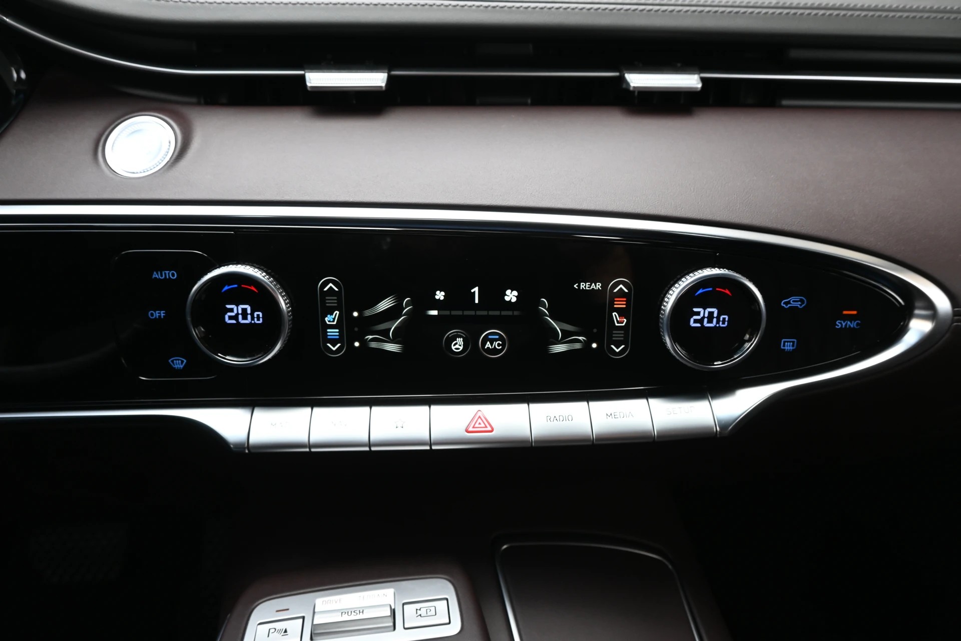GENESIS GV70 2.2 CRDI Luxury White/Black AT8 AWD 4x4 + Voll-Ausstattung-image-15