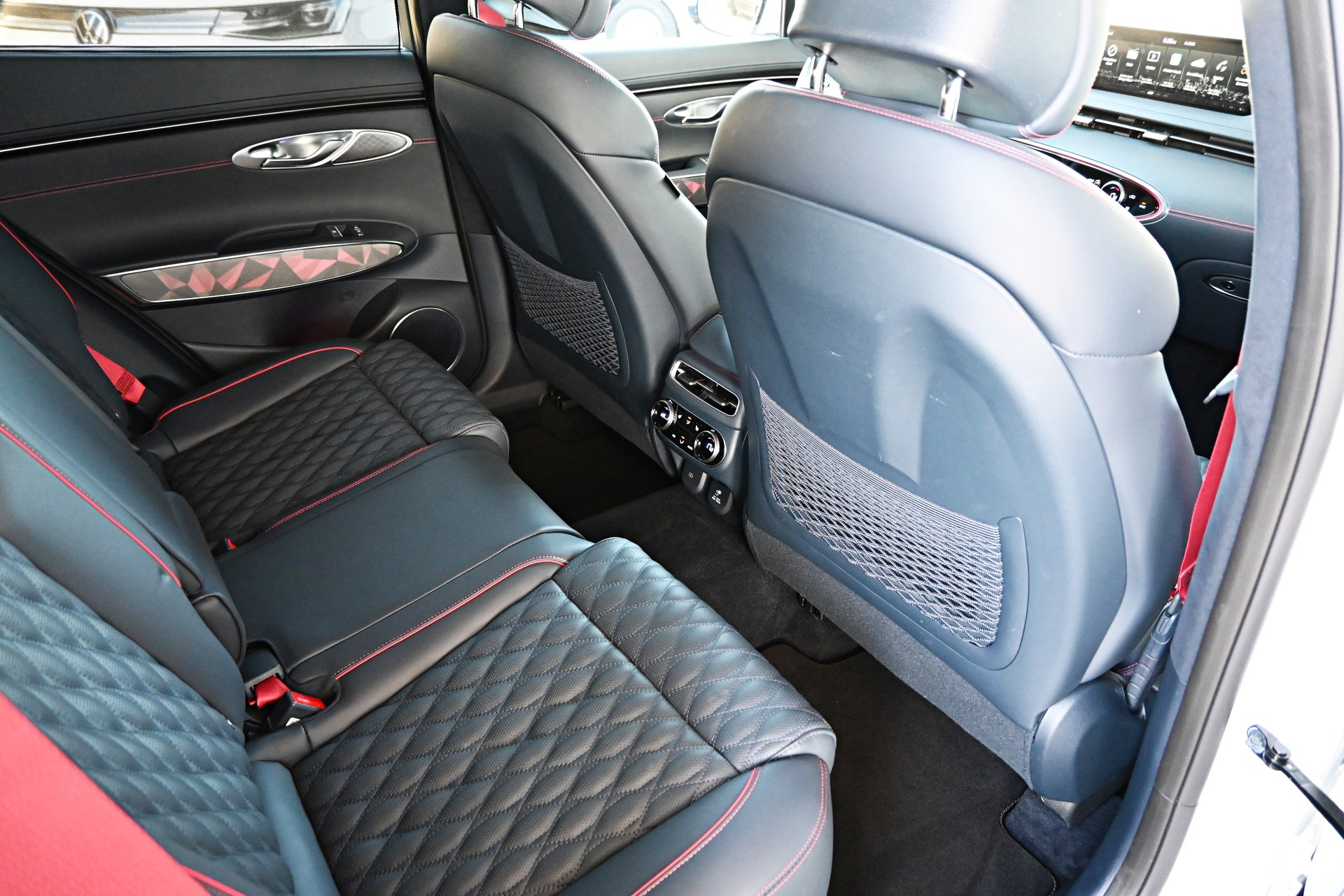 GENESIS GV70 2.2 CRDI Luxury White/Black AT8 AWD 4x4 + Voll-Ausstattung-image-13