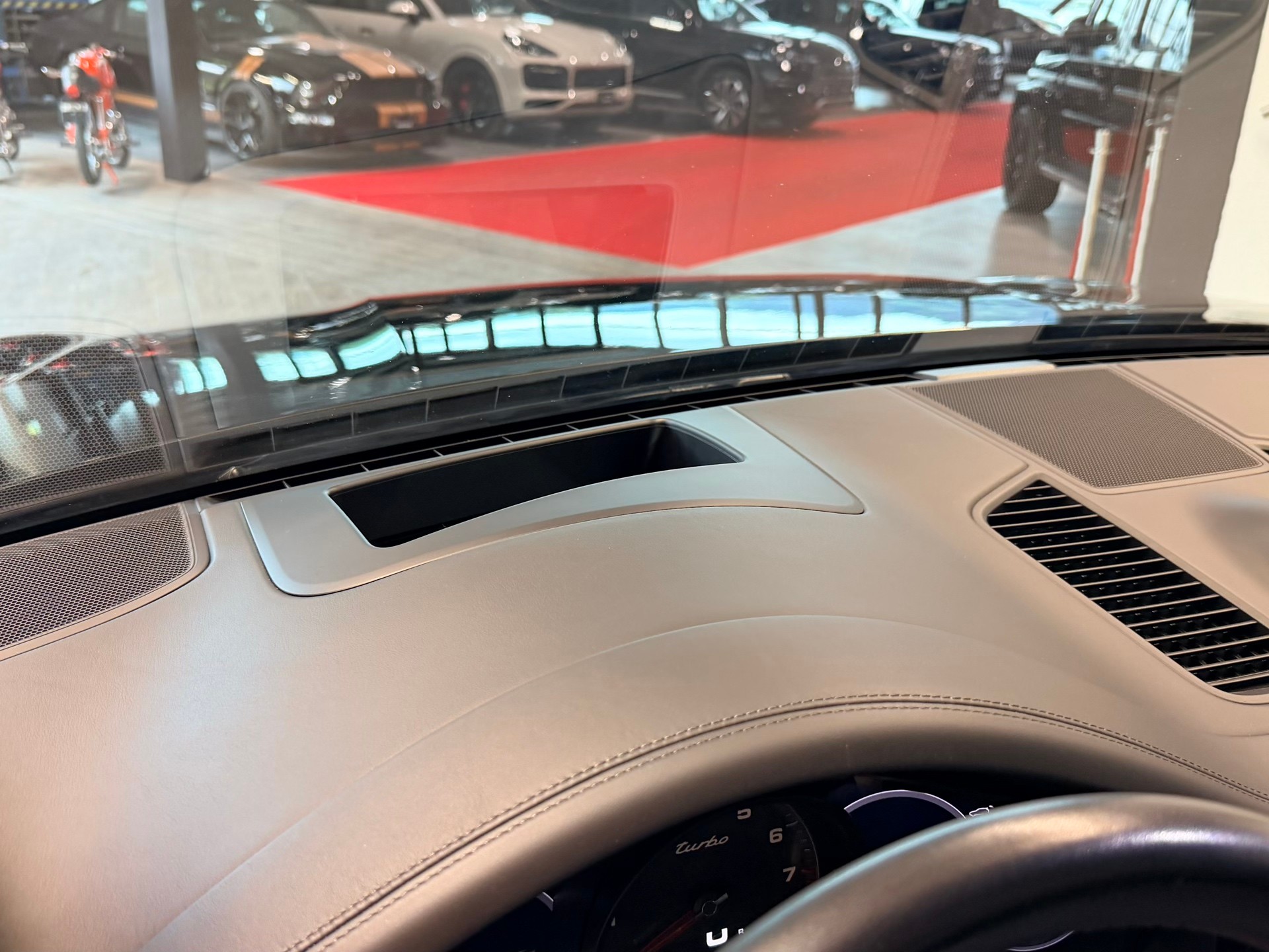 PORSCHE Cayenne Turbo-image-28