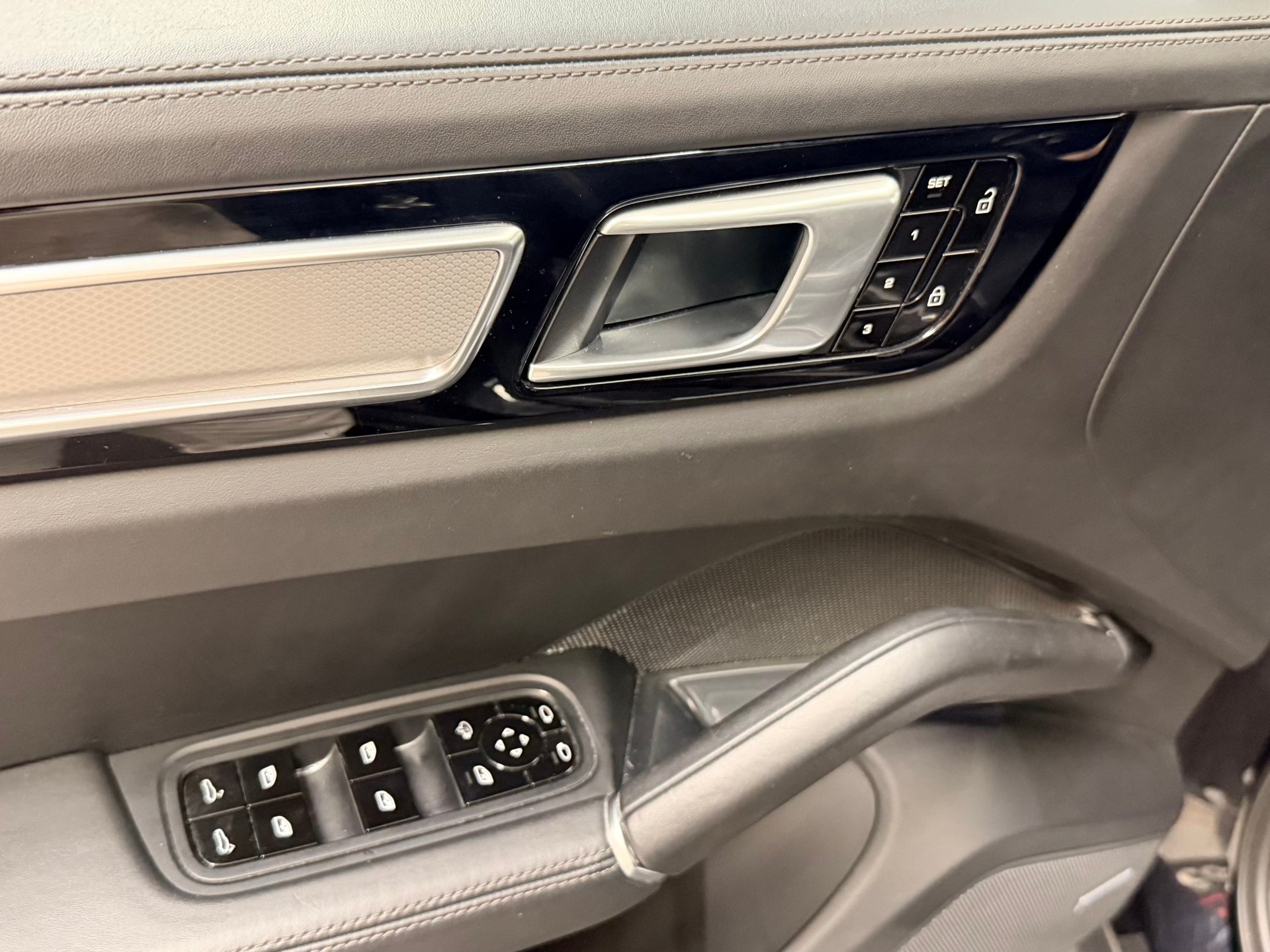 PORSCHE Cayenne Turbo-image-13