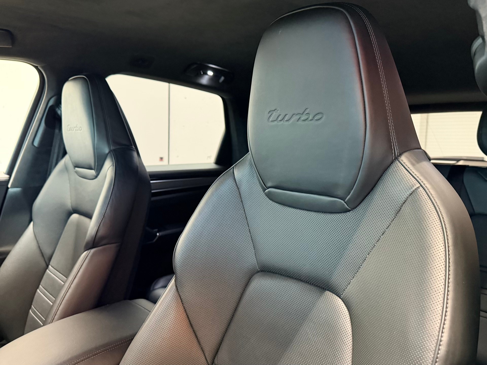 PORSCHE Cayenne Turbo-image-16