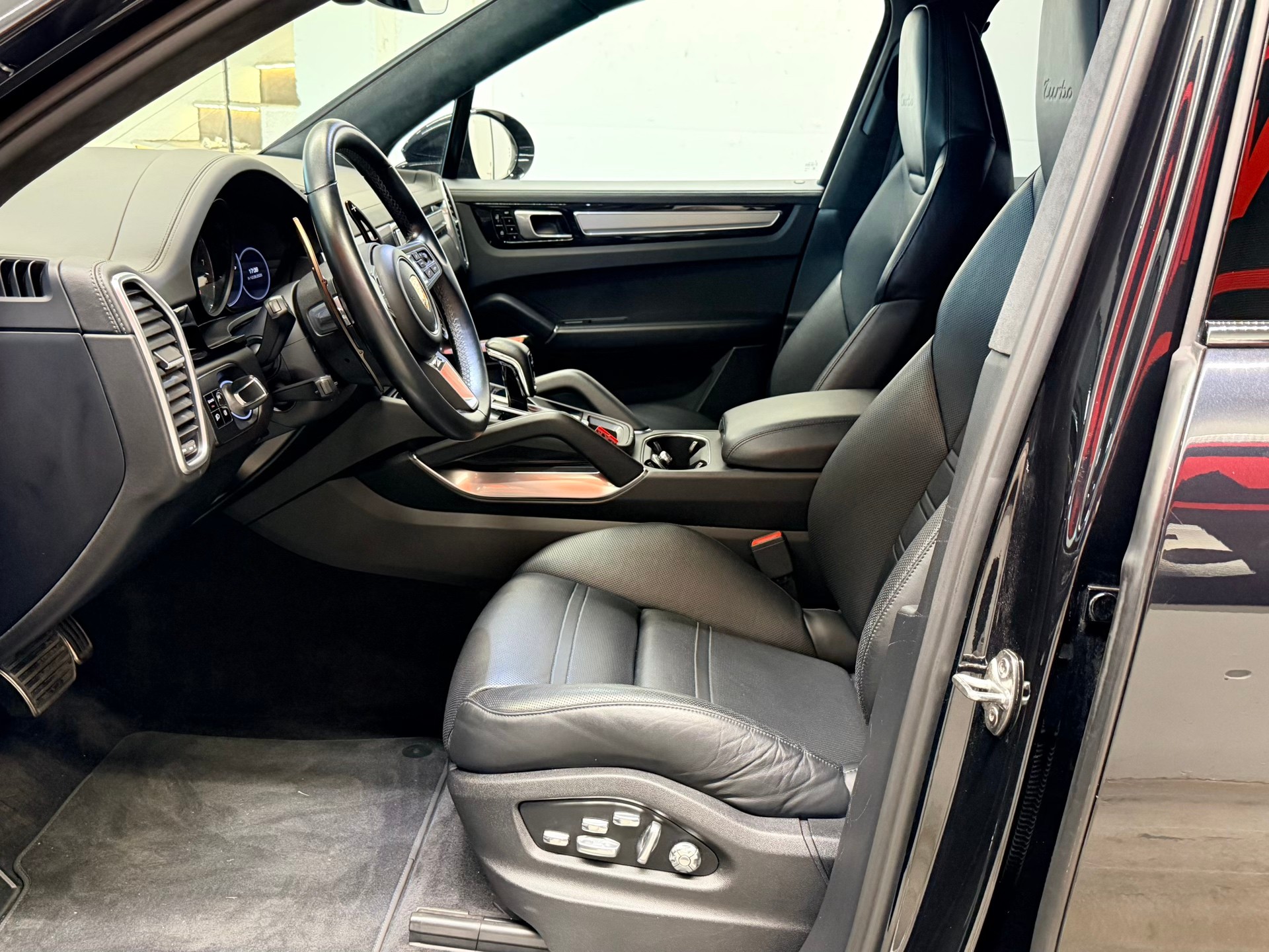 PORSCHE Cayenne Turbo-image-14