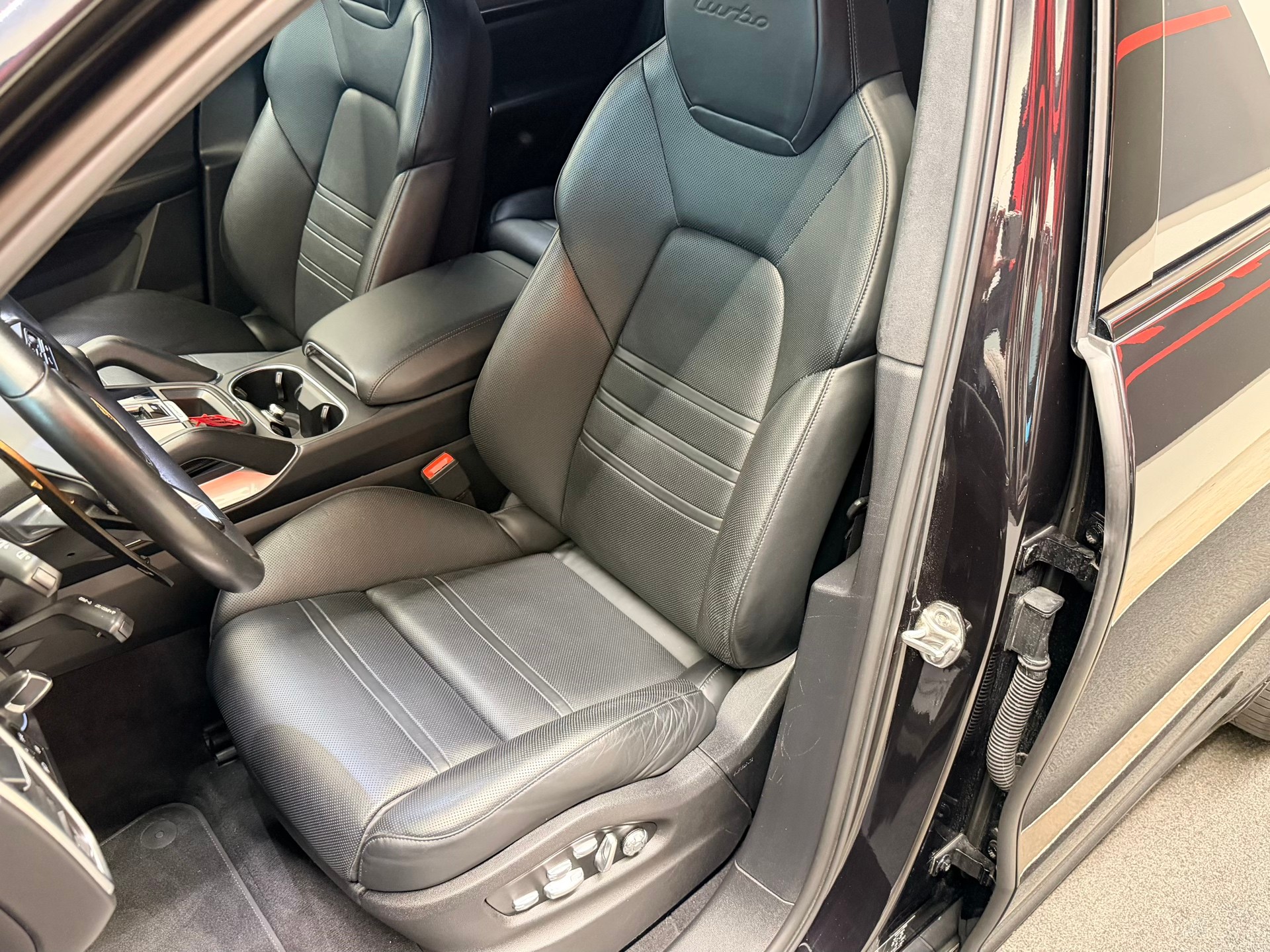 PORSCHE Cayenne Turbo-image-15