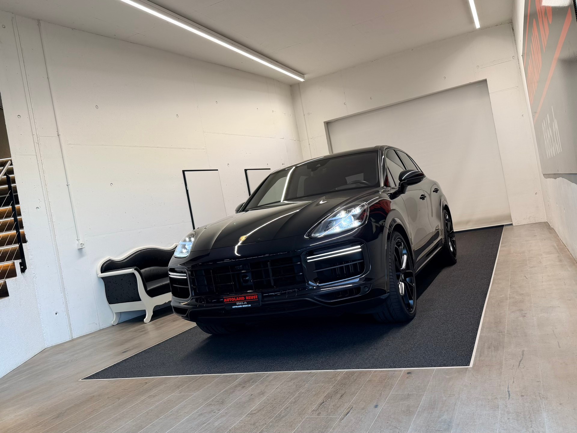 PORSCHE Cayenne Turbo-image-2