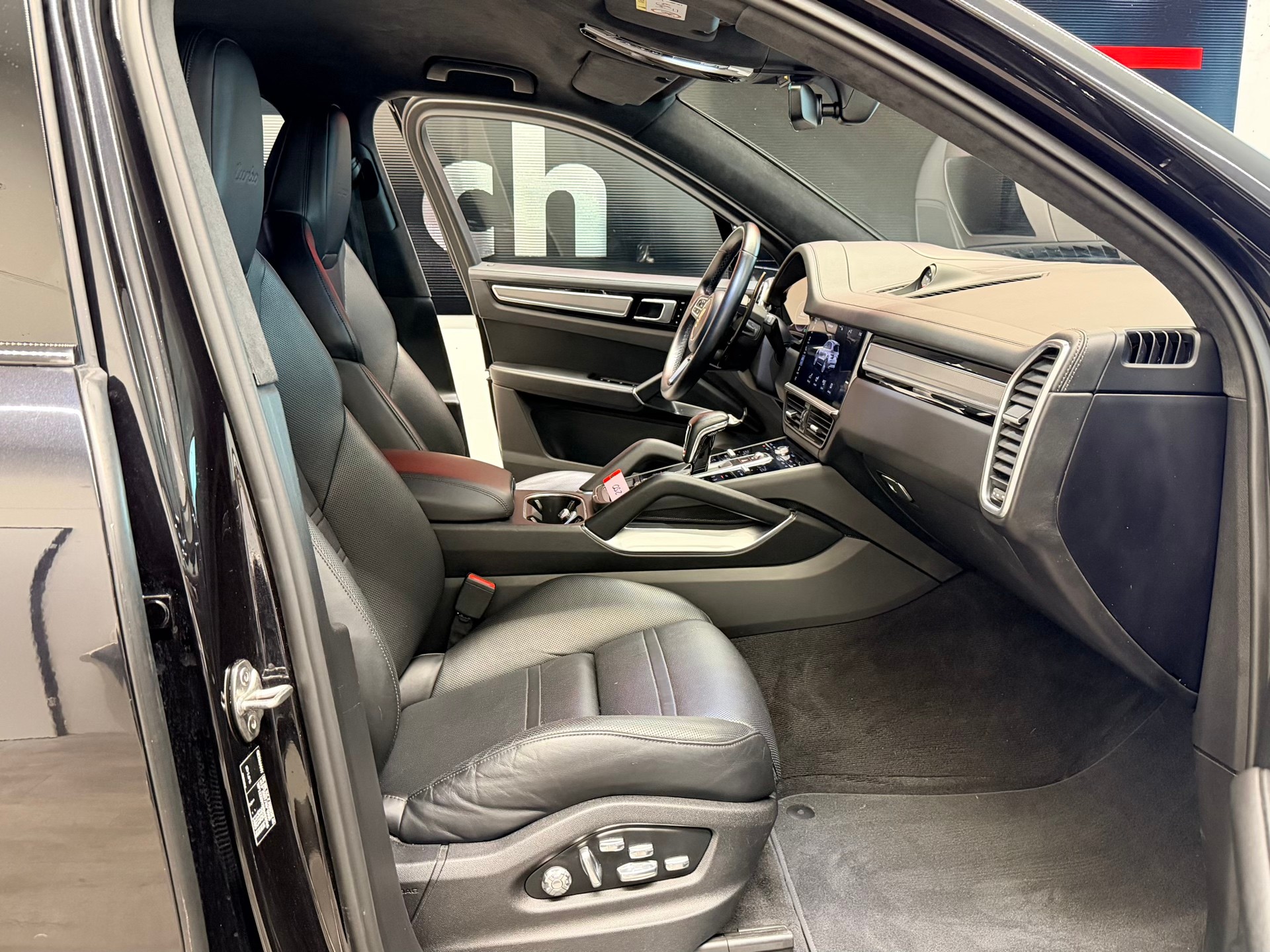 PORSCHE Cayenne Turbo-image-22