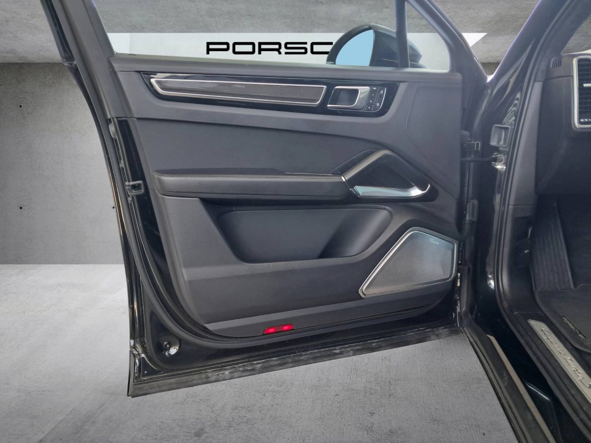 PORSCHE Cayenne Turbo S E-Hybrid Coupè-image-23