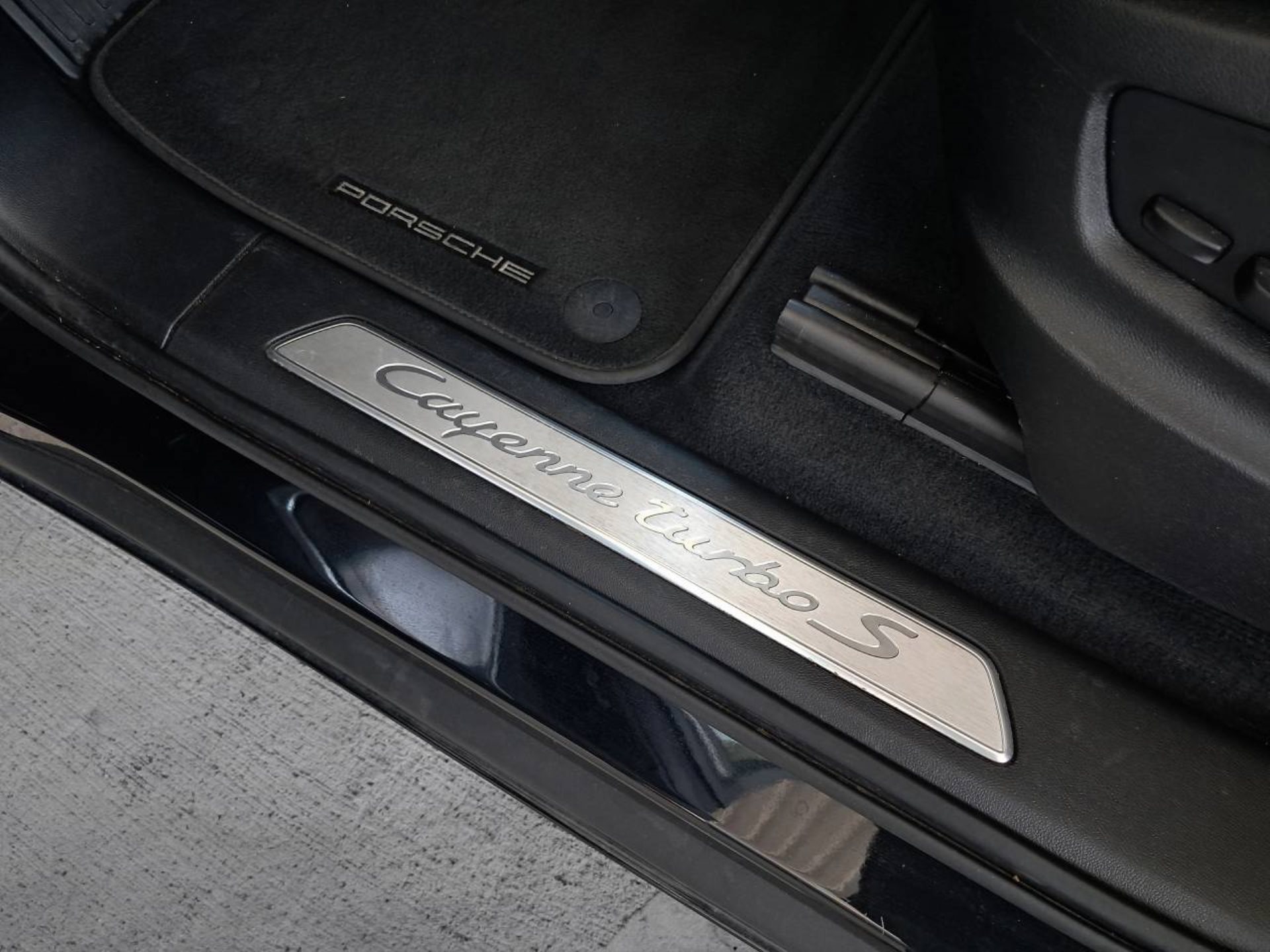 PORSCHE Cayenne Turbo S E-Hybrid Coupè-image-25