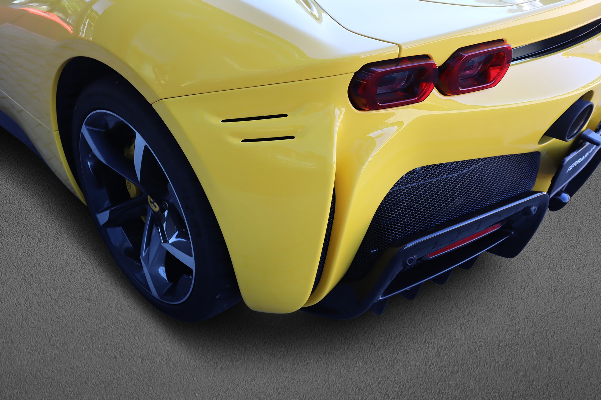FERRARI SF90 Spider-image-11