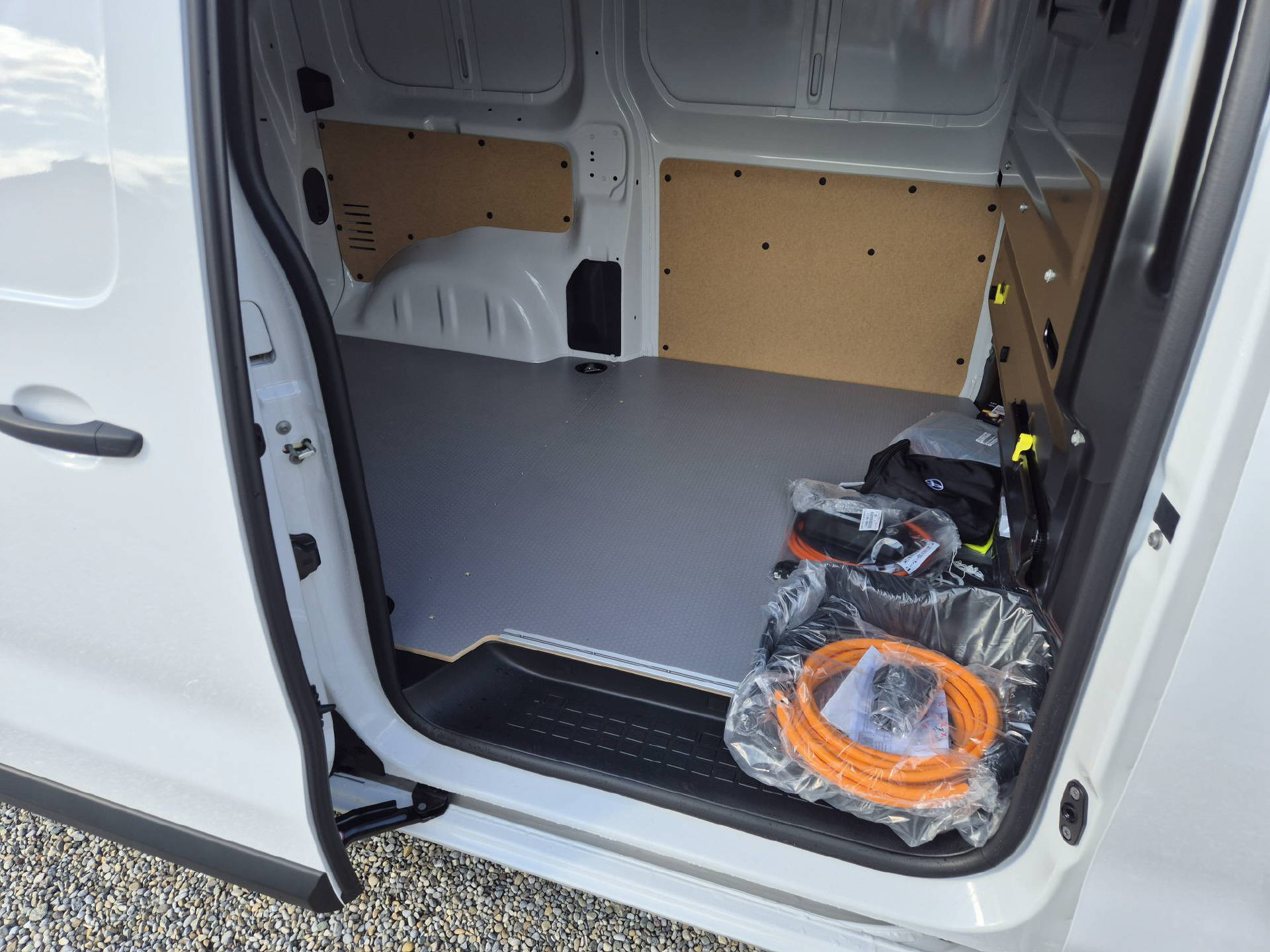 TOYOTA PROACE Van L1 75KWh Medium Active-image-12