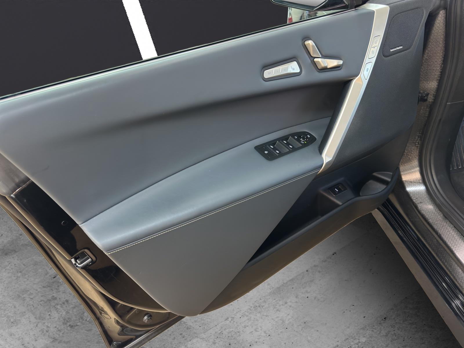 BMW iX xDrive50-image-9