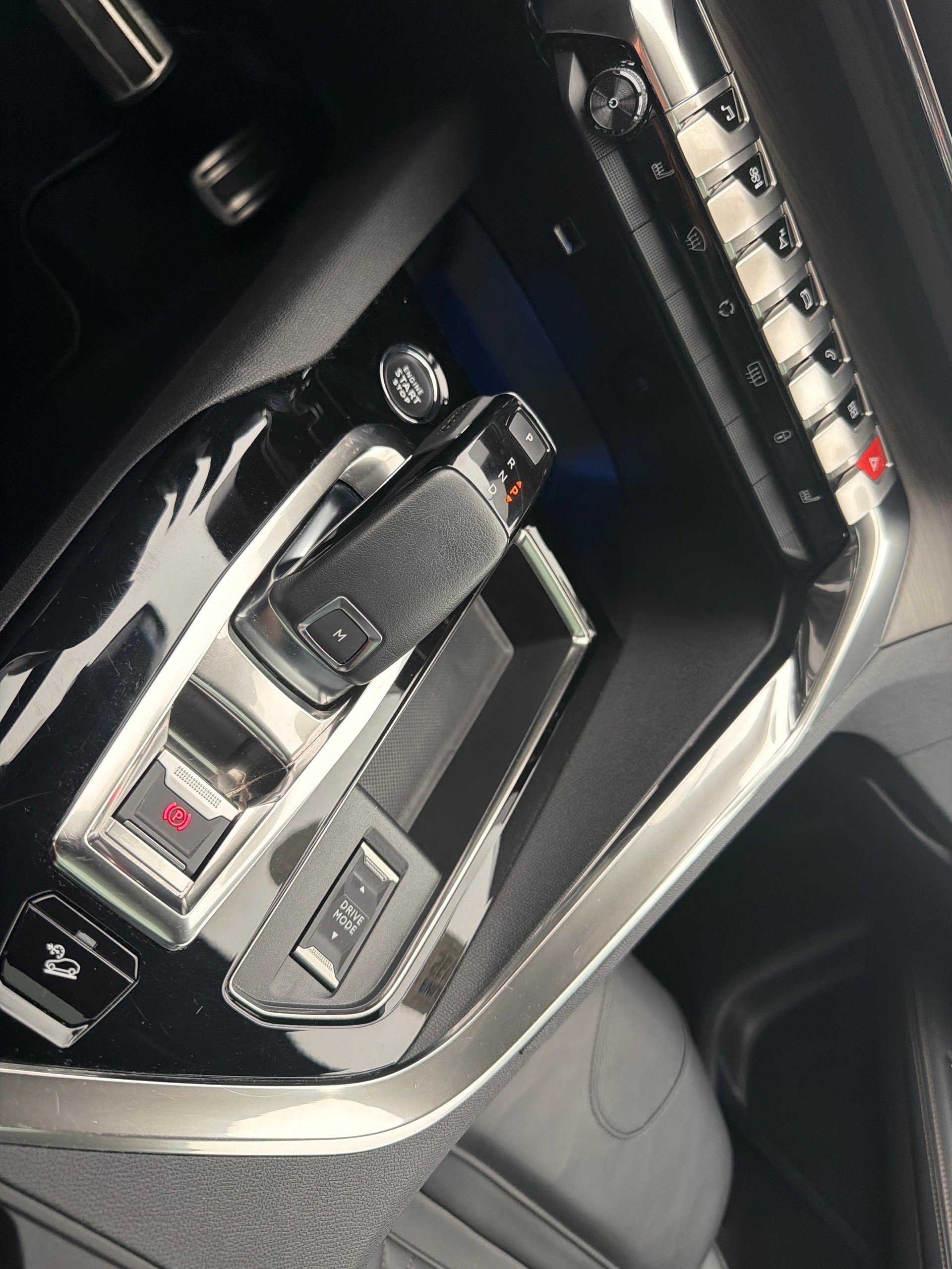 PEUGEOT 3008 1.5 BlueHDi GT Pack-image-19