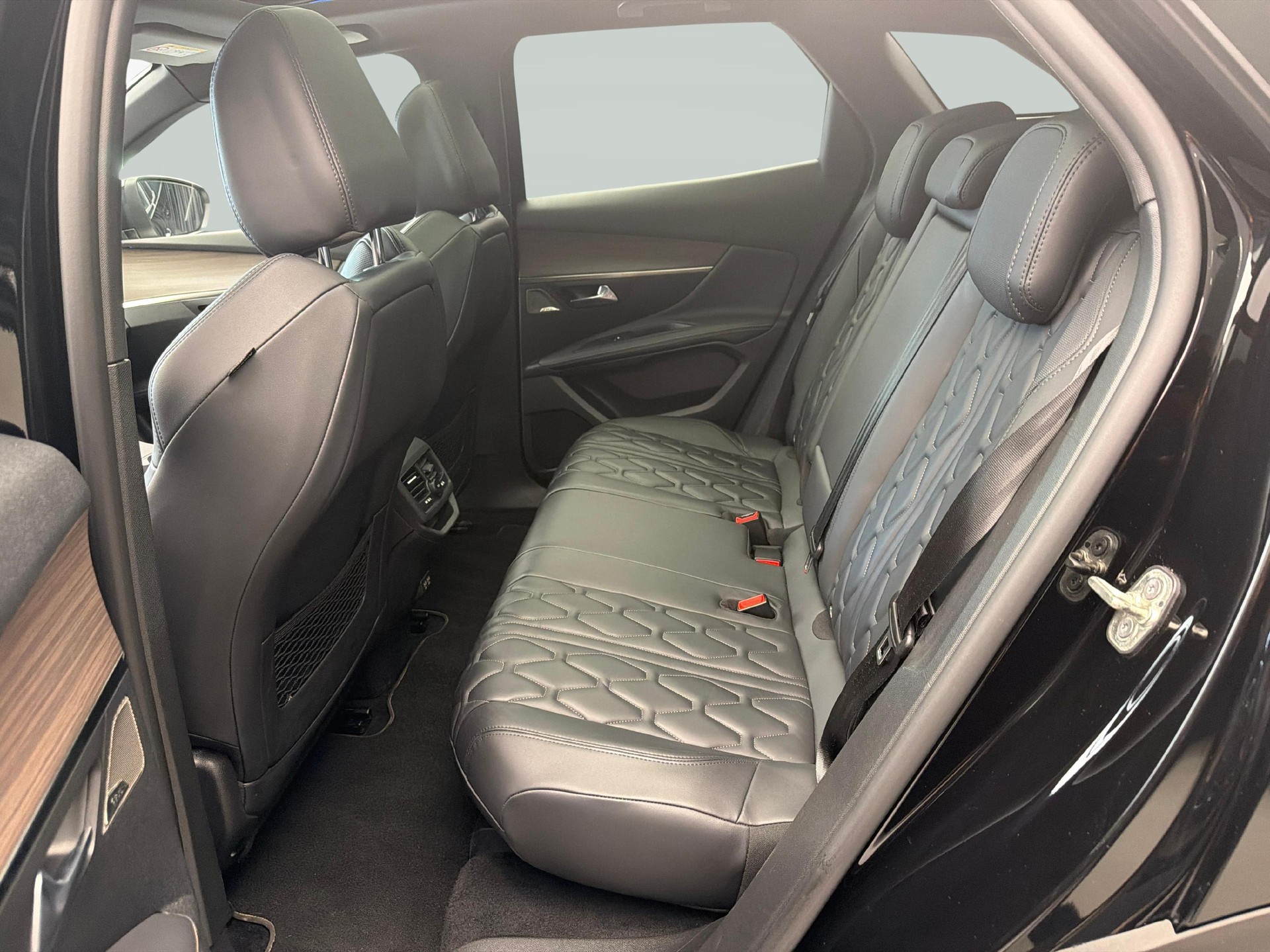PEUGEOT 3008 1.5 BlueHDi GT Pack-image-11