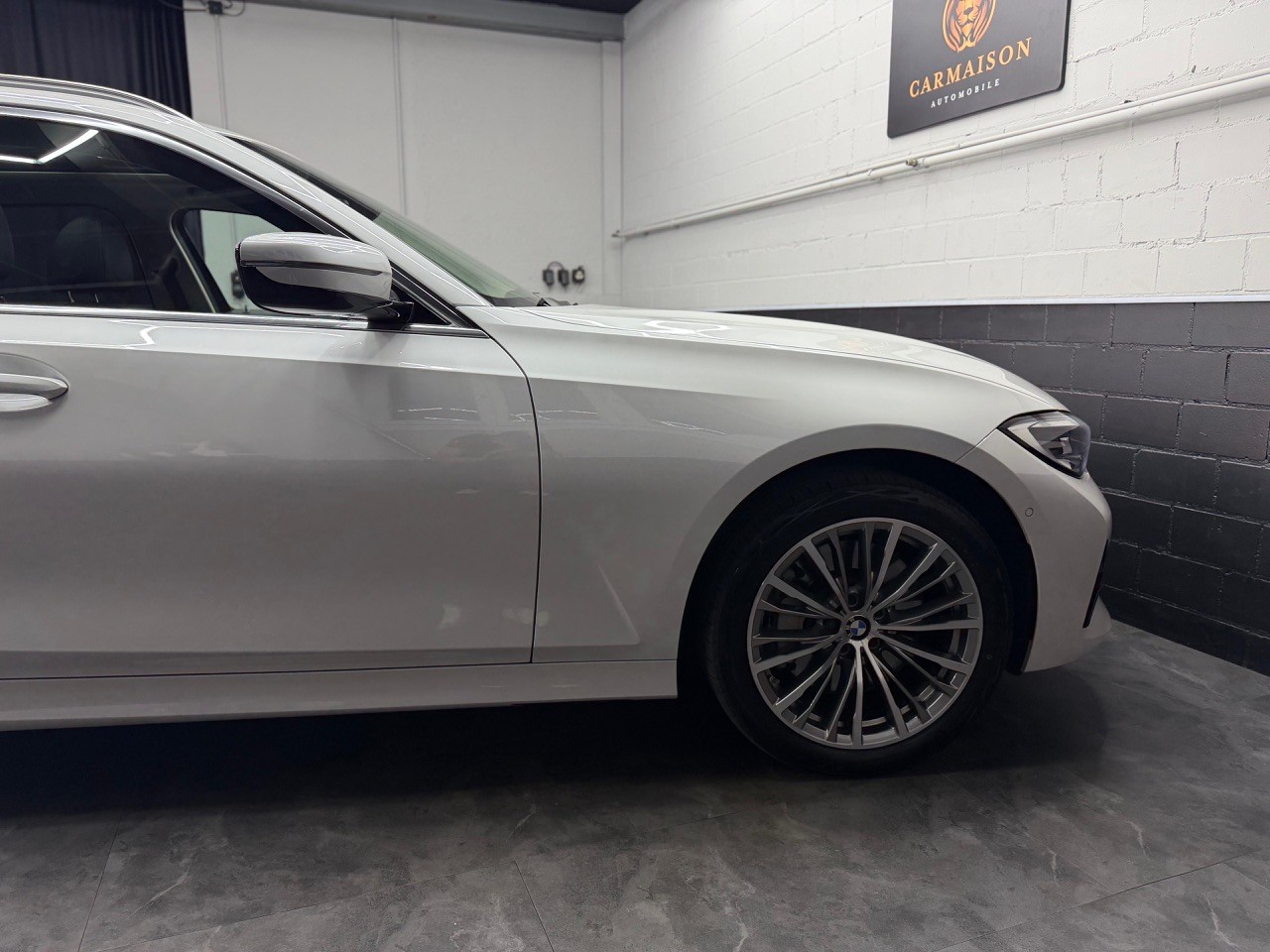 BMW 330i Touring xDrive Steptronic Sport Line-image-9