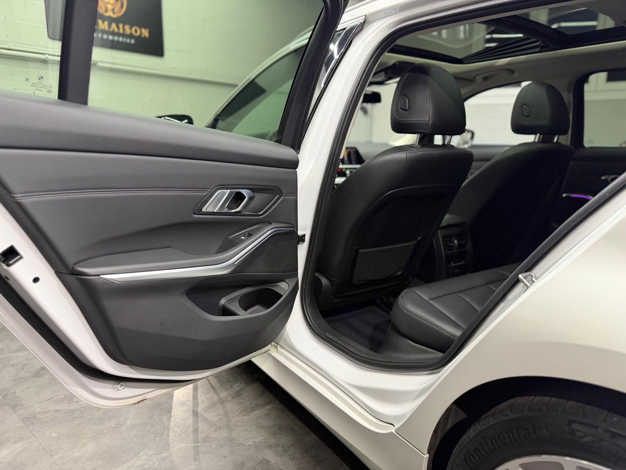 BMW 330i Touring xDrive Steptronic Sport Line-image-19