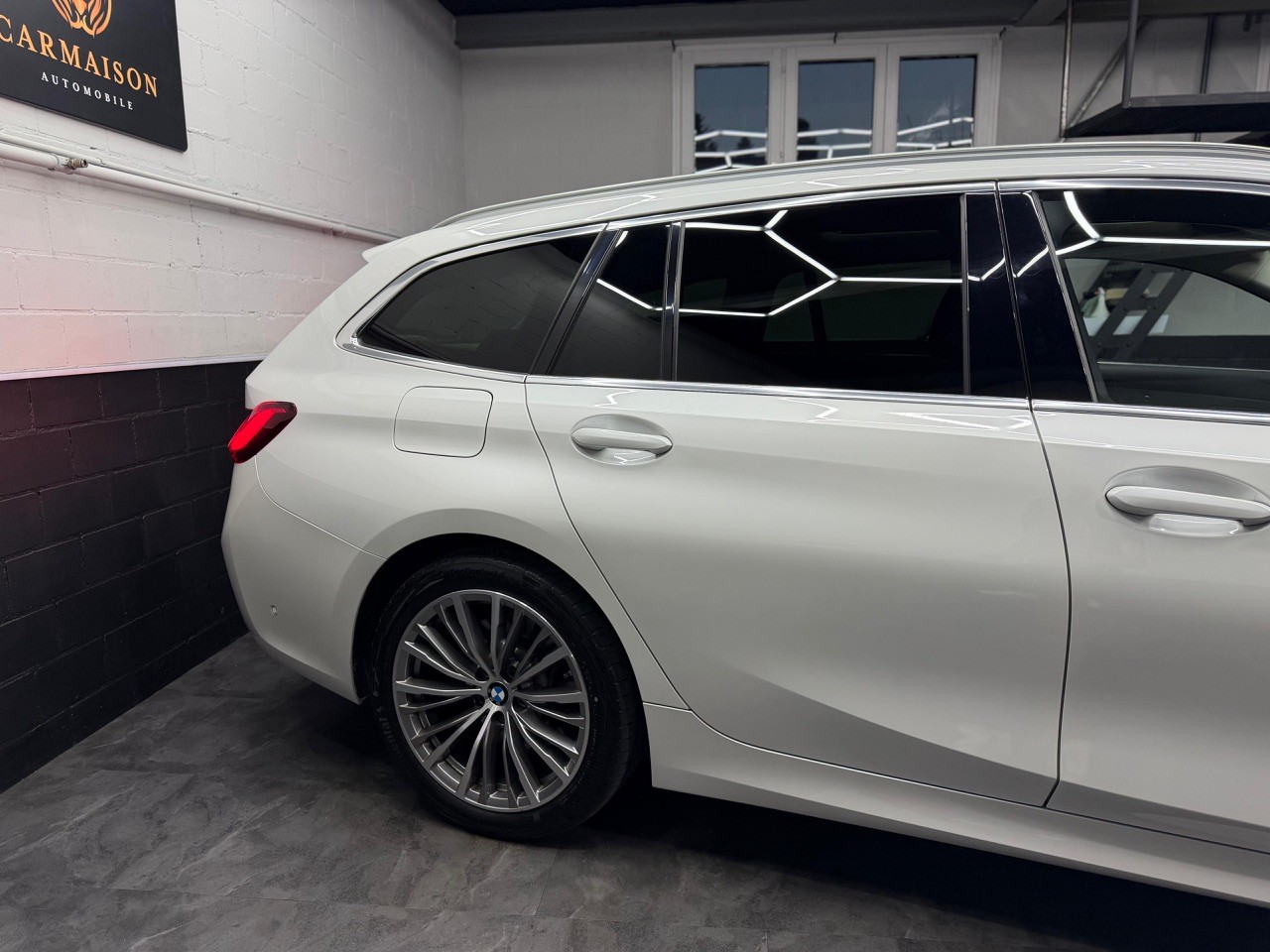 BMW 330i Touring xDrive Steptronic Sport Line-image-4