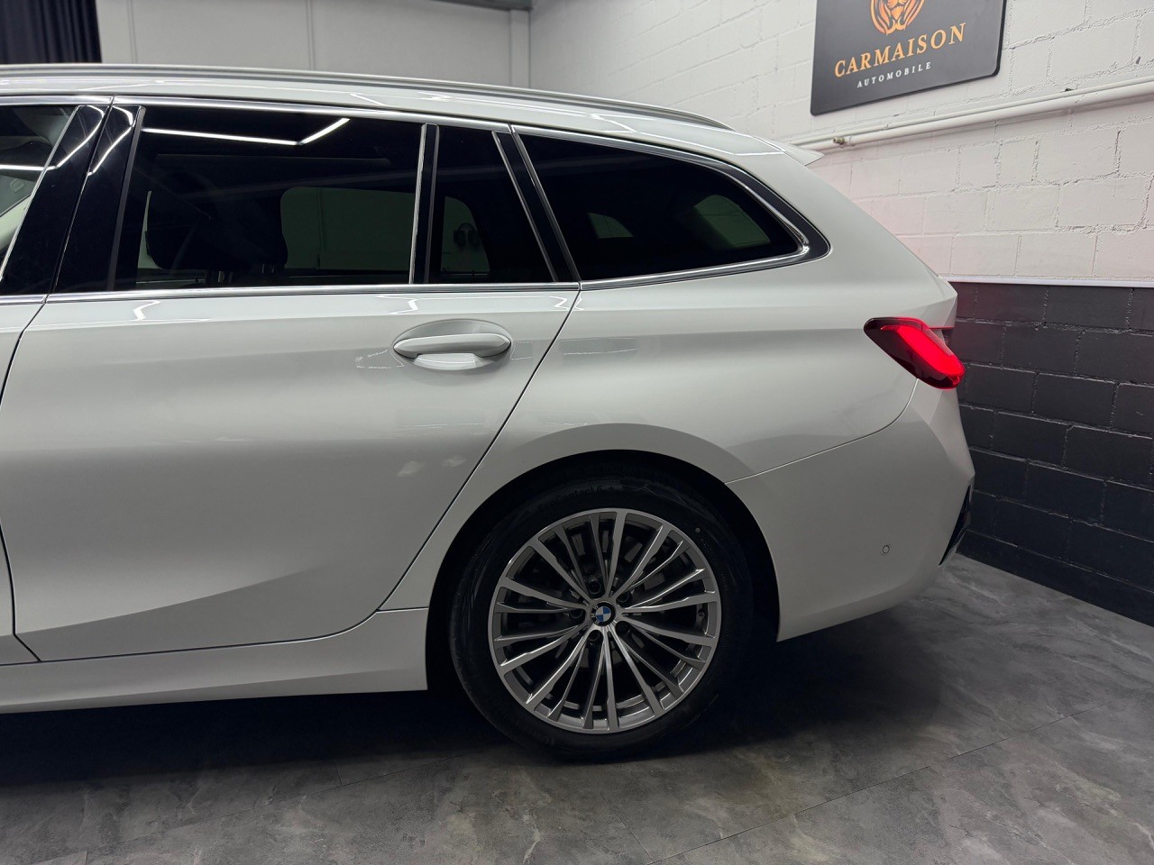 BMW 330i Touring xDrive Steptronic Sport Line-showroom-element-3