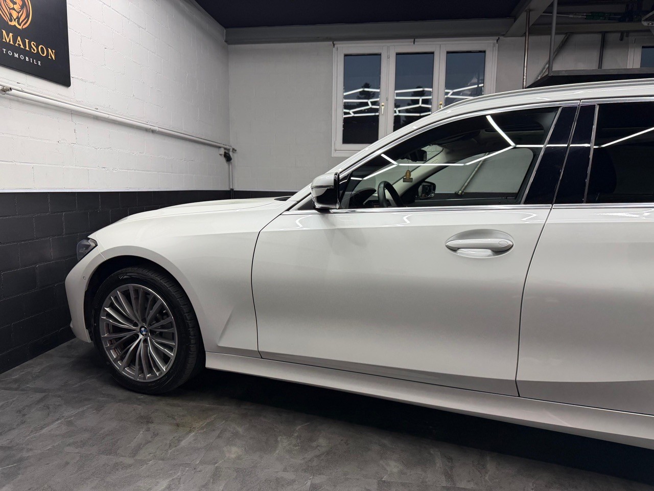 BMW 330i Touring xDrive Steptronic Sport Line-image-8