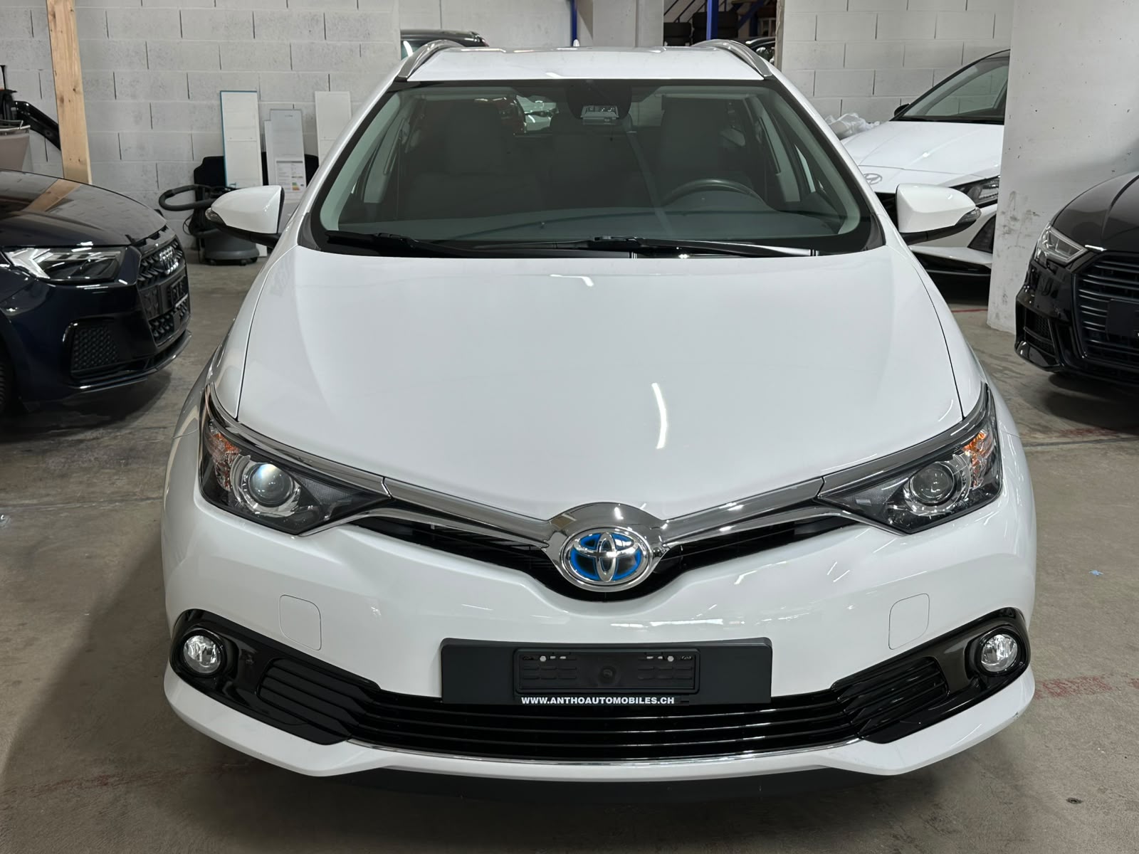 TOYOTA Auris 1.8 HSD Sol e-CVT-image-2
