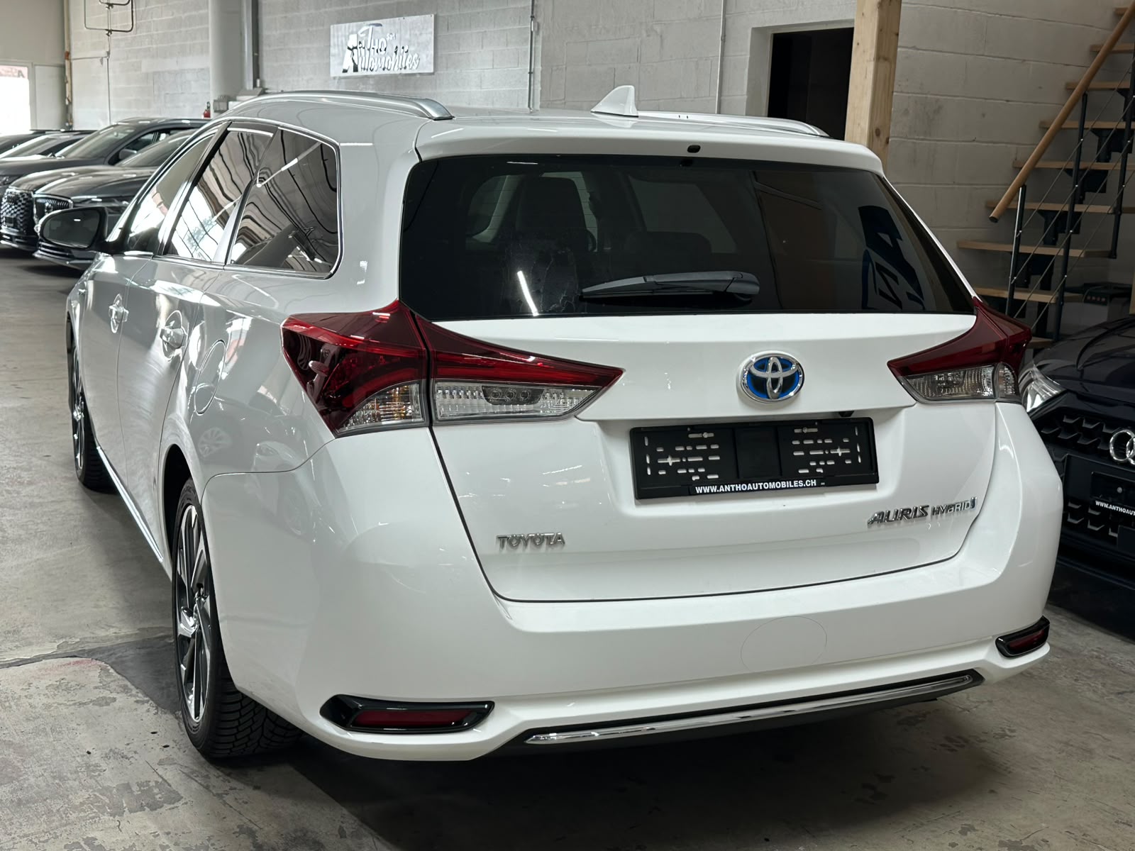 TOYOTA Auris 1.8 HSD Sol e-CVT-image-4