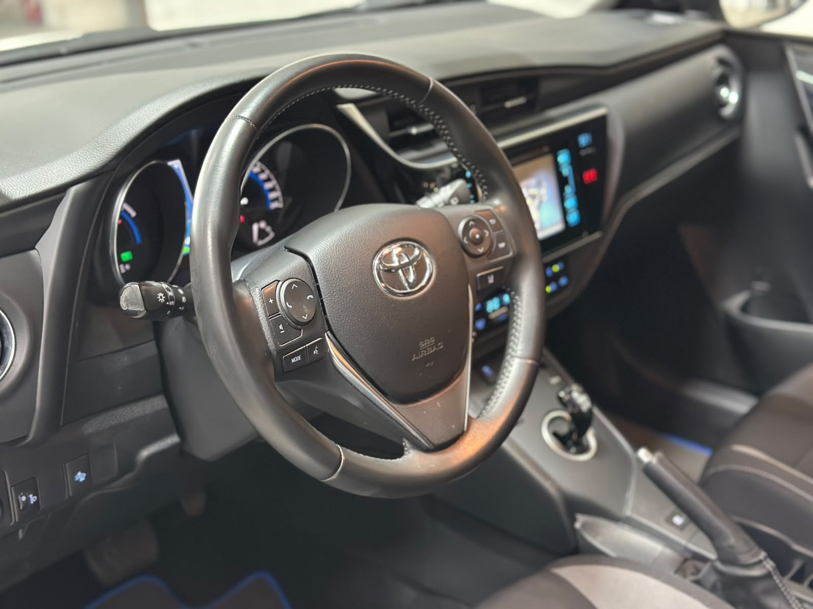 TOYOTA Auris 1.8 HSD Sol e-CVT-image-10