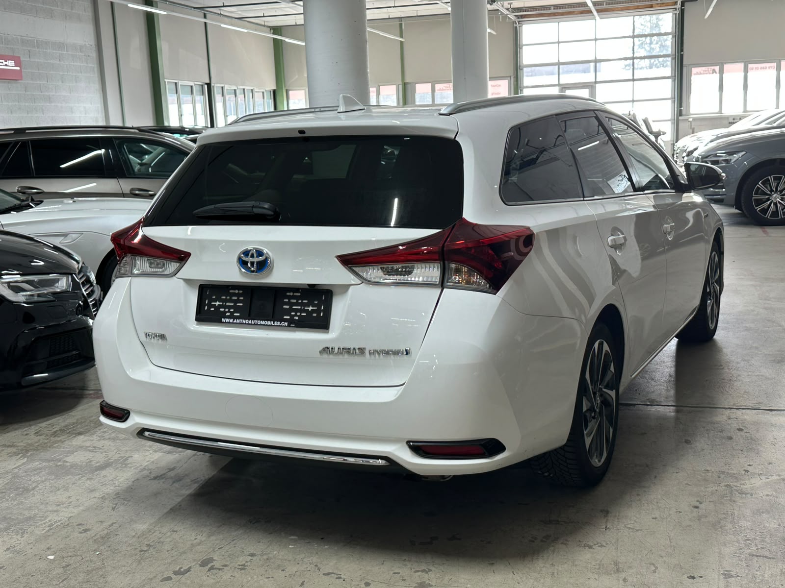 TOYOTA Auris 1.8 HSD Sol e-CVT-image-3