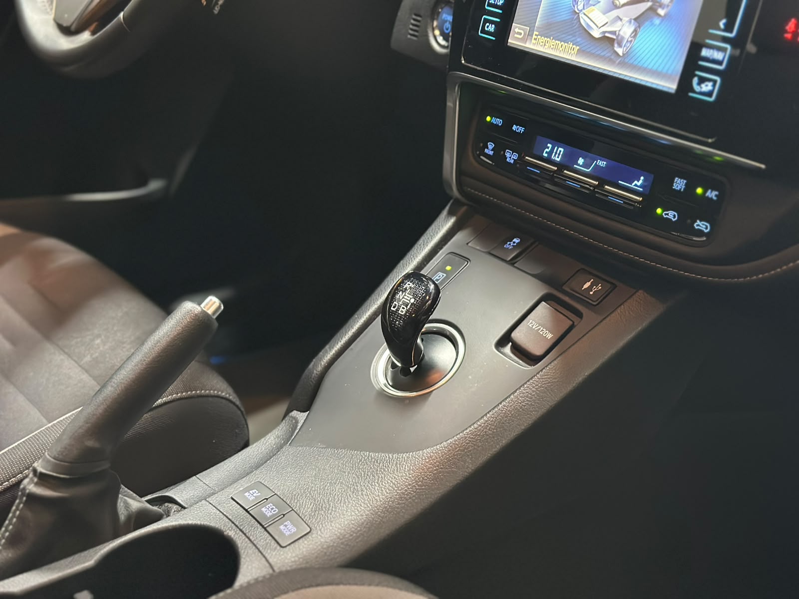 TOYOTA Auris 1.8 HSD Sol e-CVT-image-11