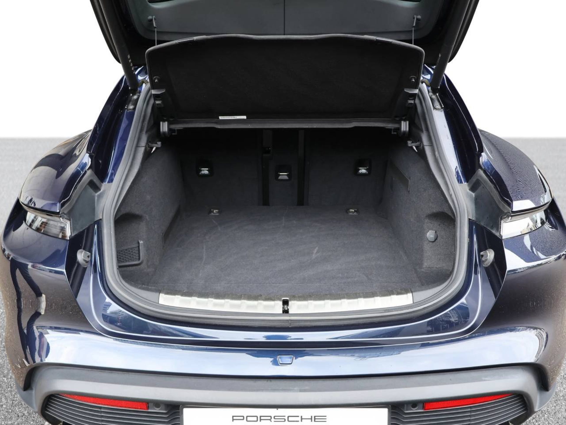 PORSCHE Taycan GTS Sport Turismo-image-18