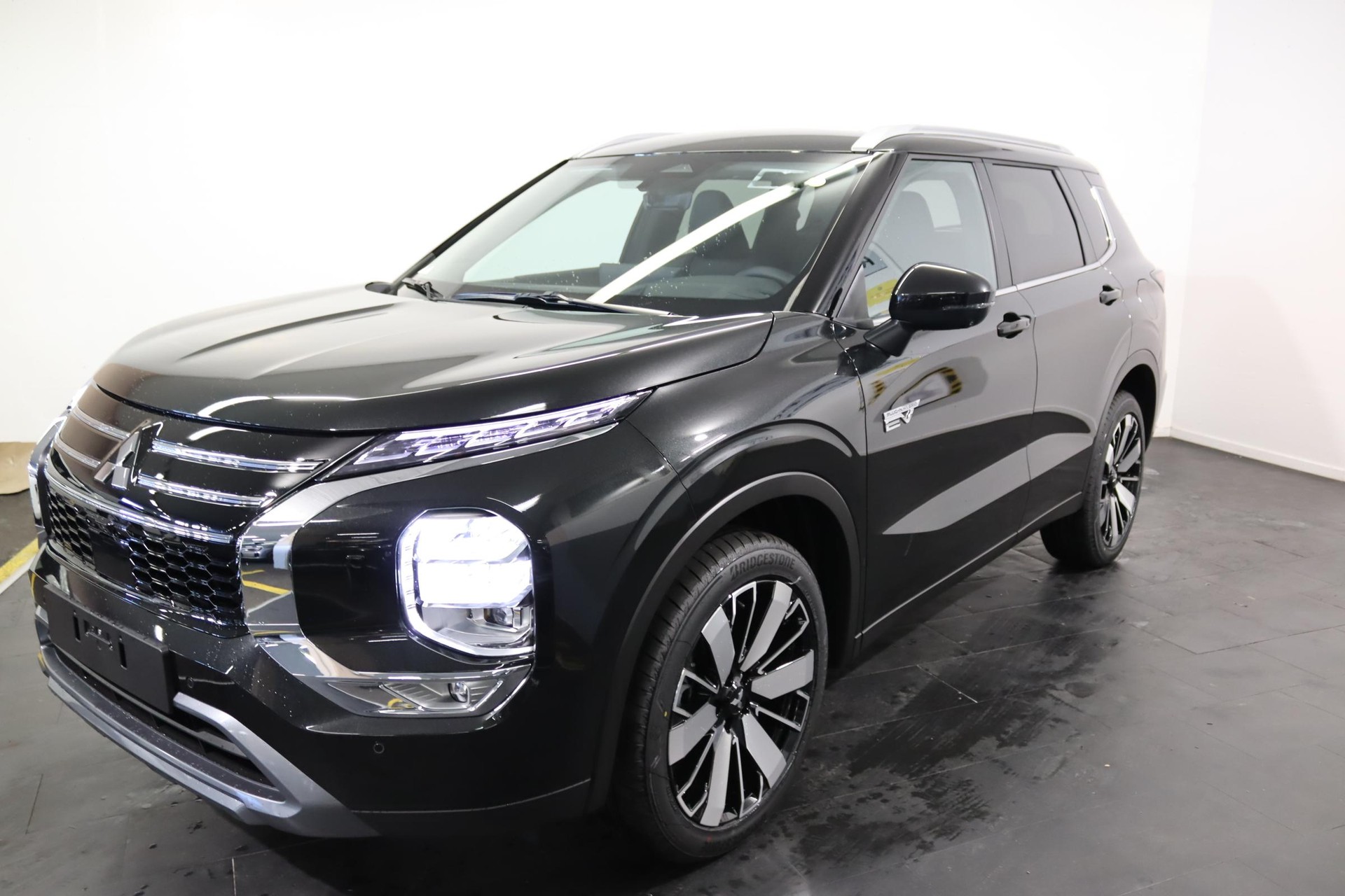 MITSUBISHI Outlander 2.4 PHEV Intense 4x4, Leasing dès 0.8 %-image-0