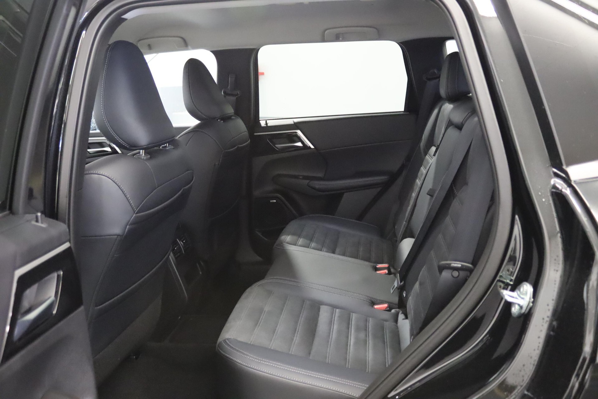 MITSUBISHI Outlander 2.4 PHEV Intense 4x4, Leasing dès 0.8 %-image-3