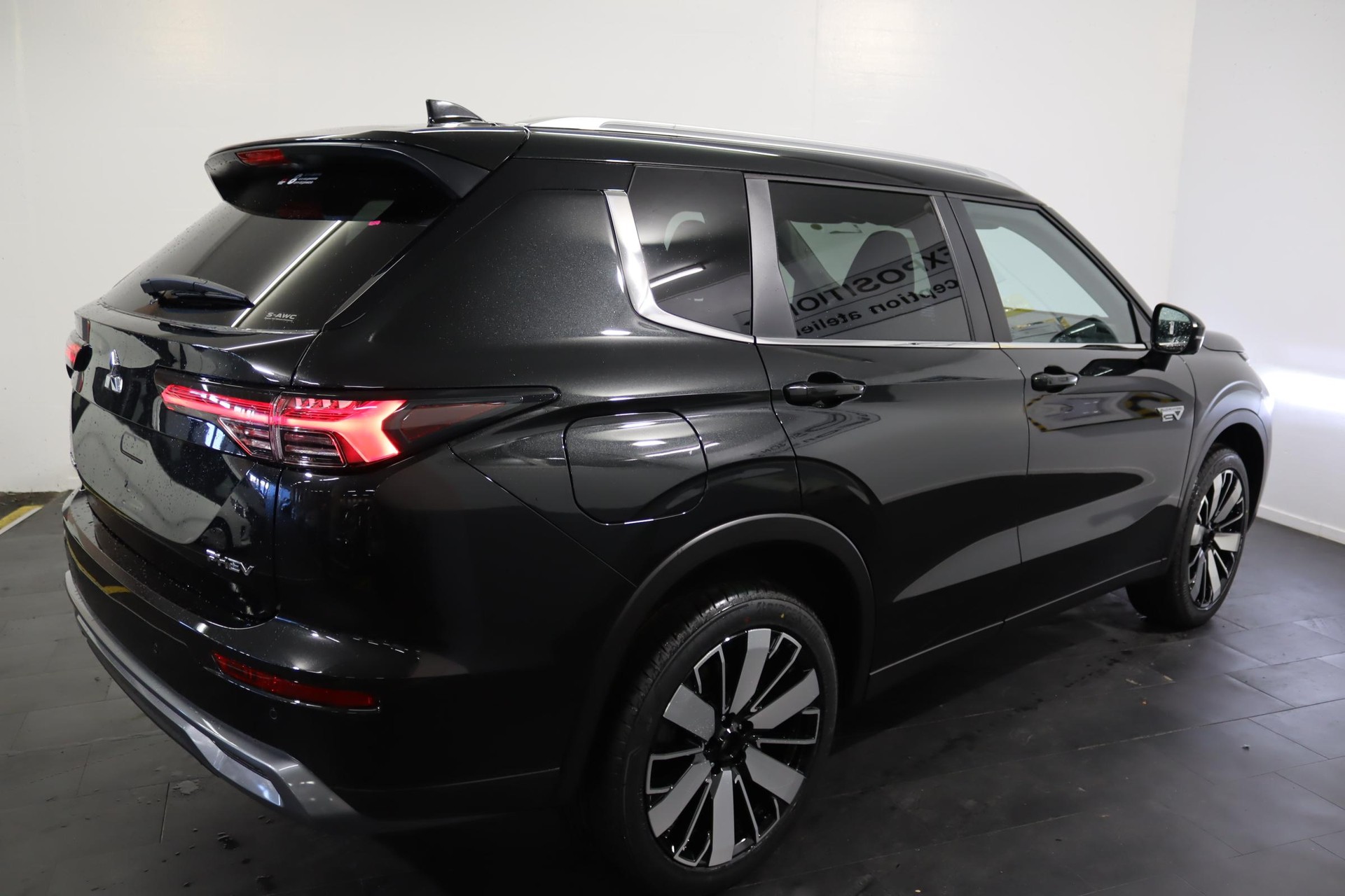 MITSUBISHI Outlander 2.4 PHEV Intense 4x4, Leasing dès 0.8 %-image-1