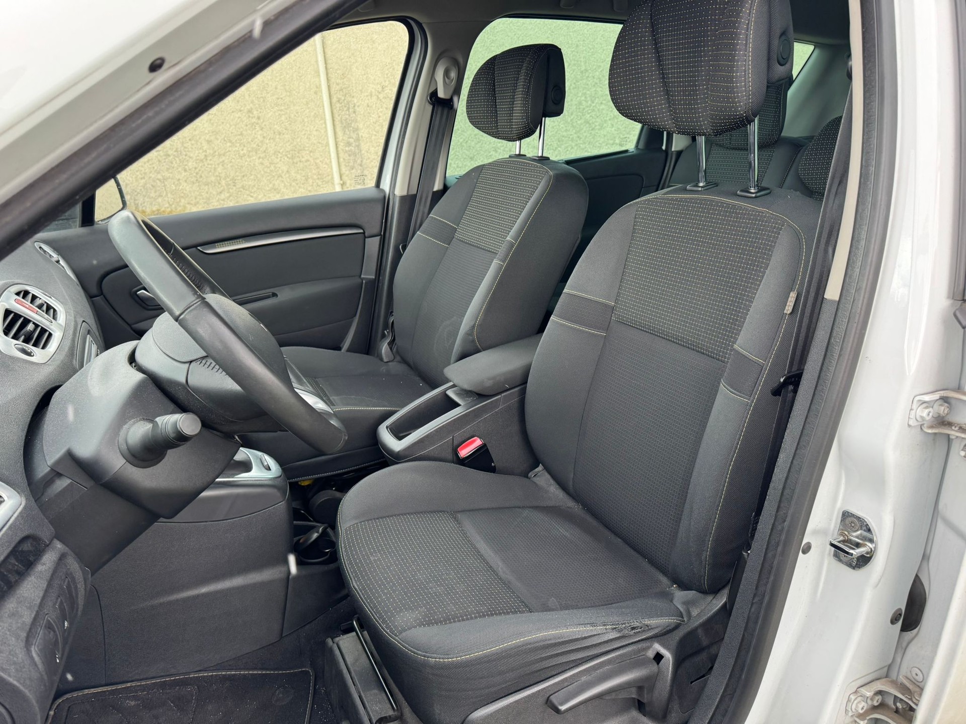 RENAULT Grand Scénic 2.0 16V Dynamique X-Tronic CVT-image-12
