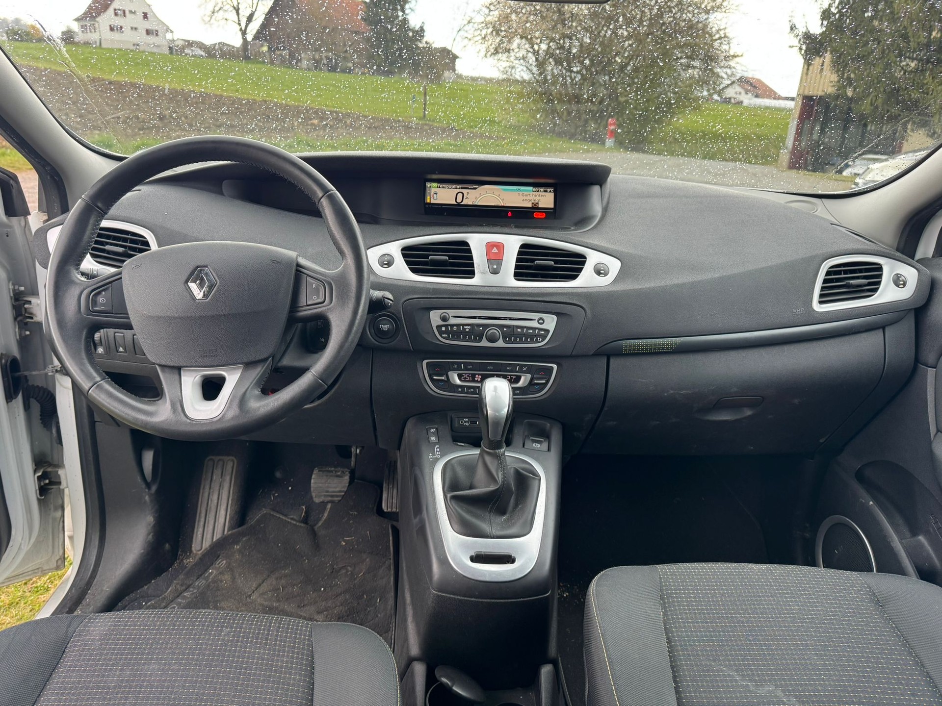 RENAULT Grand Scénic 2.0 16V Dynamique X-Tronic CVT-image-9
