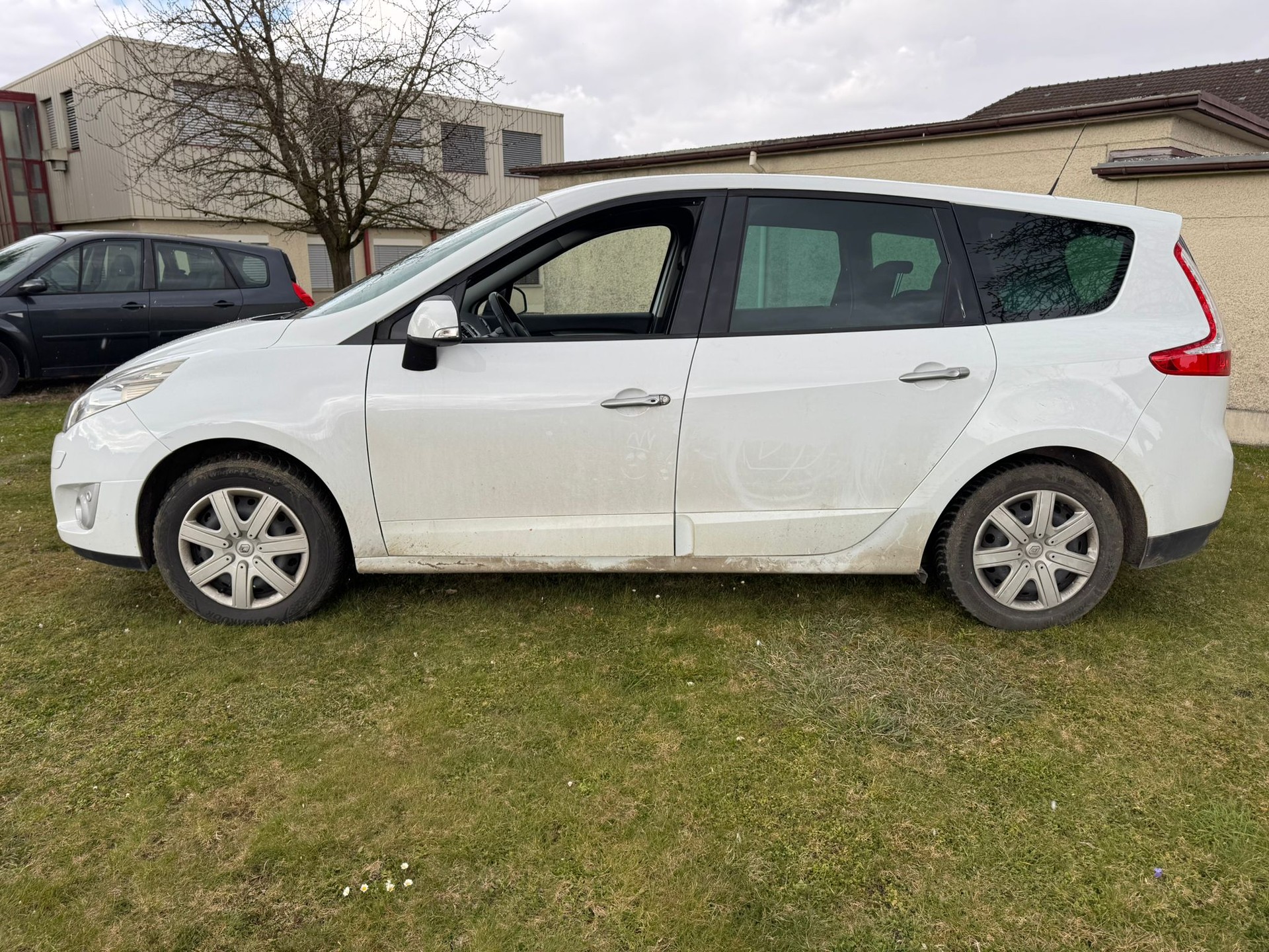 RENAULT Grand Scénic 2.0 16V Dynamique X-Tronic CVT-image-3