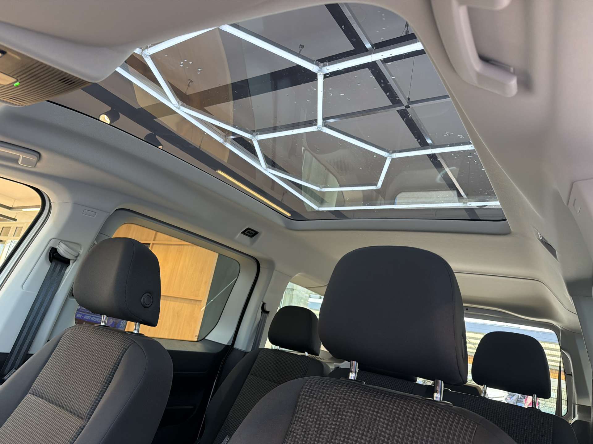 VW Caddy Maxi 2.0 TDi 4Motion 7-Plätzer-image-14