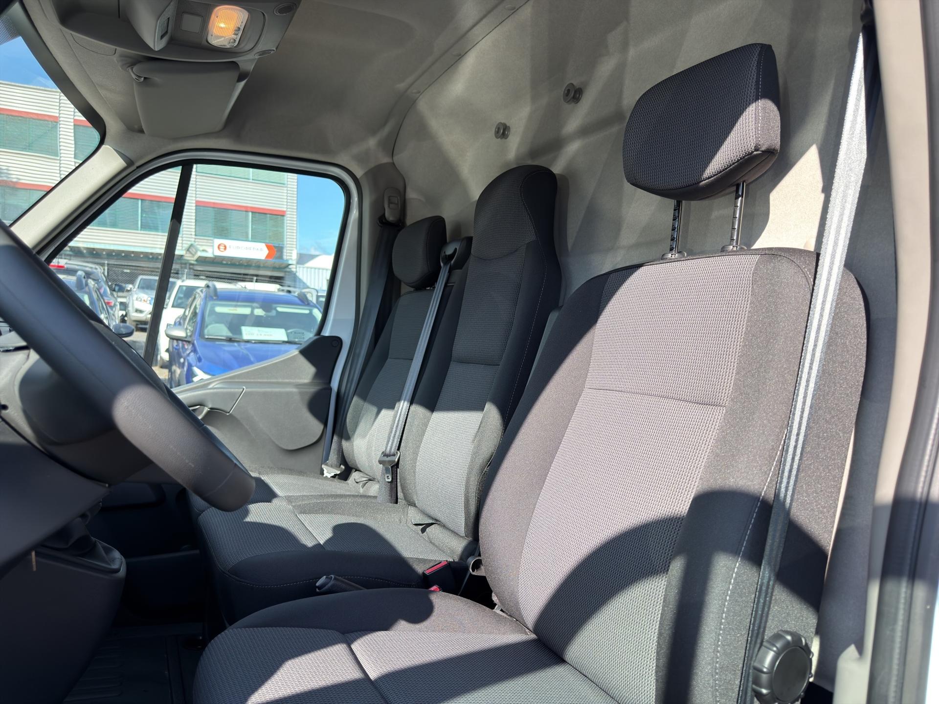 RENAULT Master T35 2.3 Blue dCi 135 L3H2-image-18
