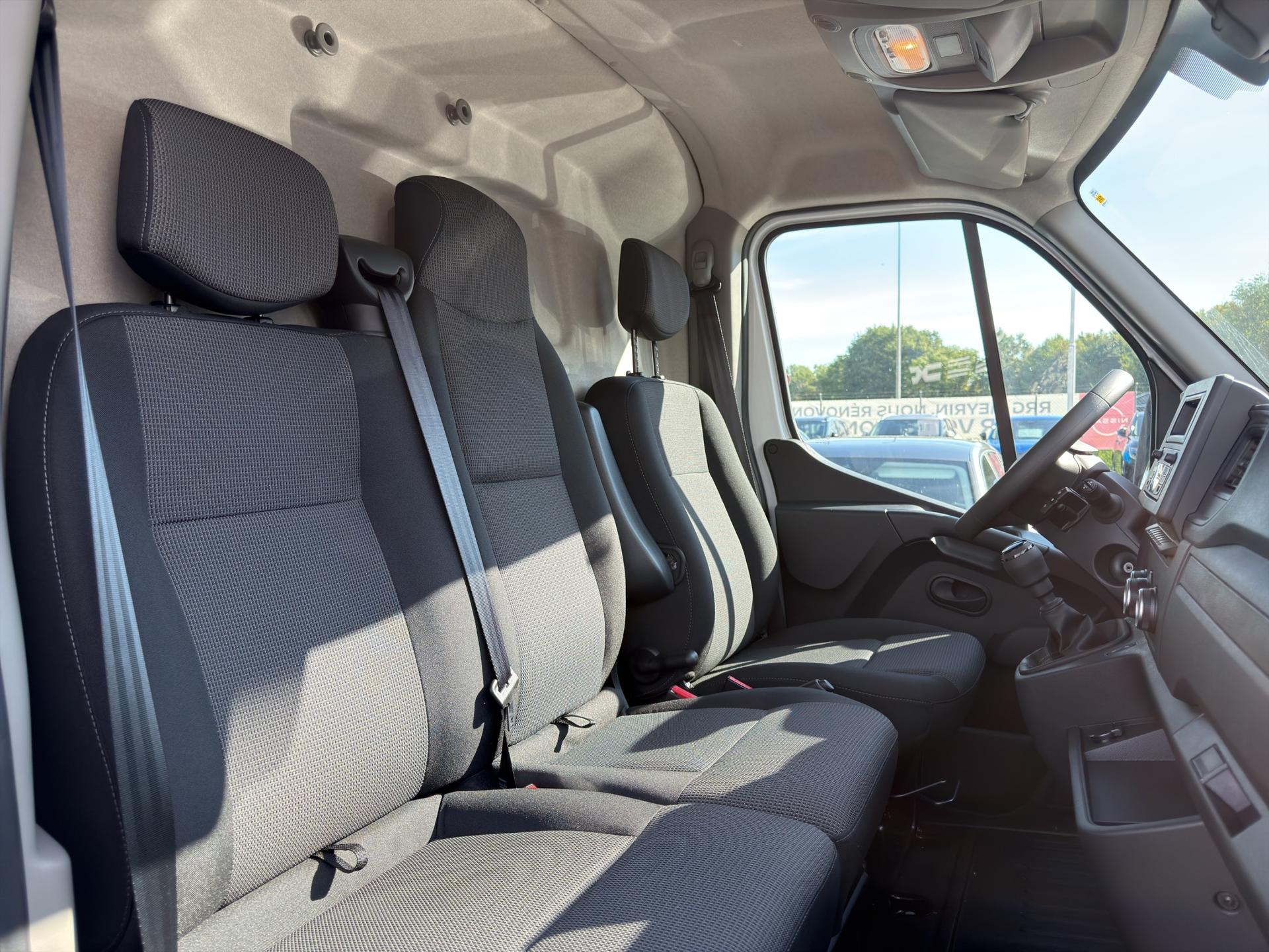 RENAULT Master T35 2.3 Blue dCi 135 L3H2-image-19