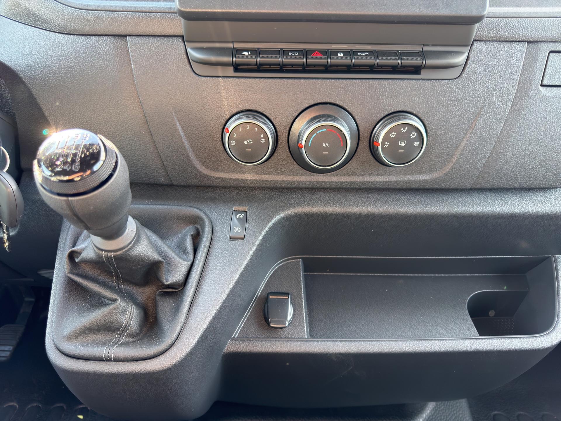 RENAULT Master T35 2.3 Blue dCi 135 L3H2-image-11