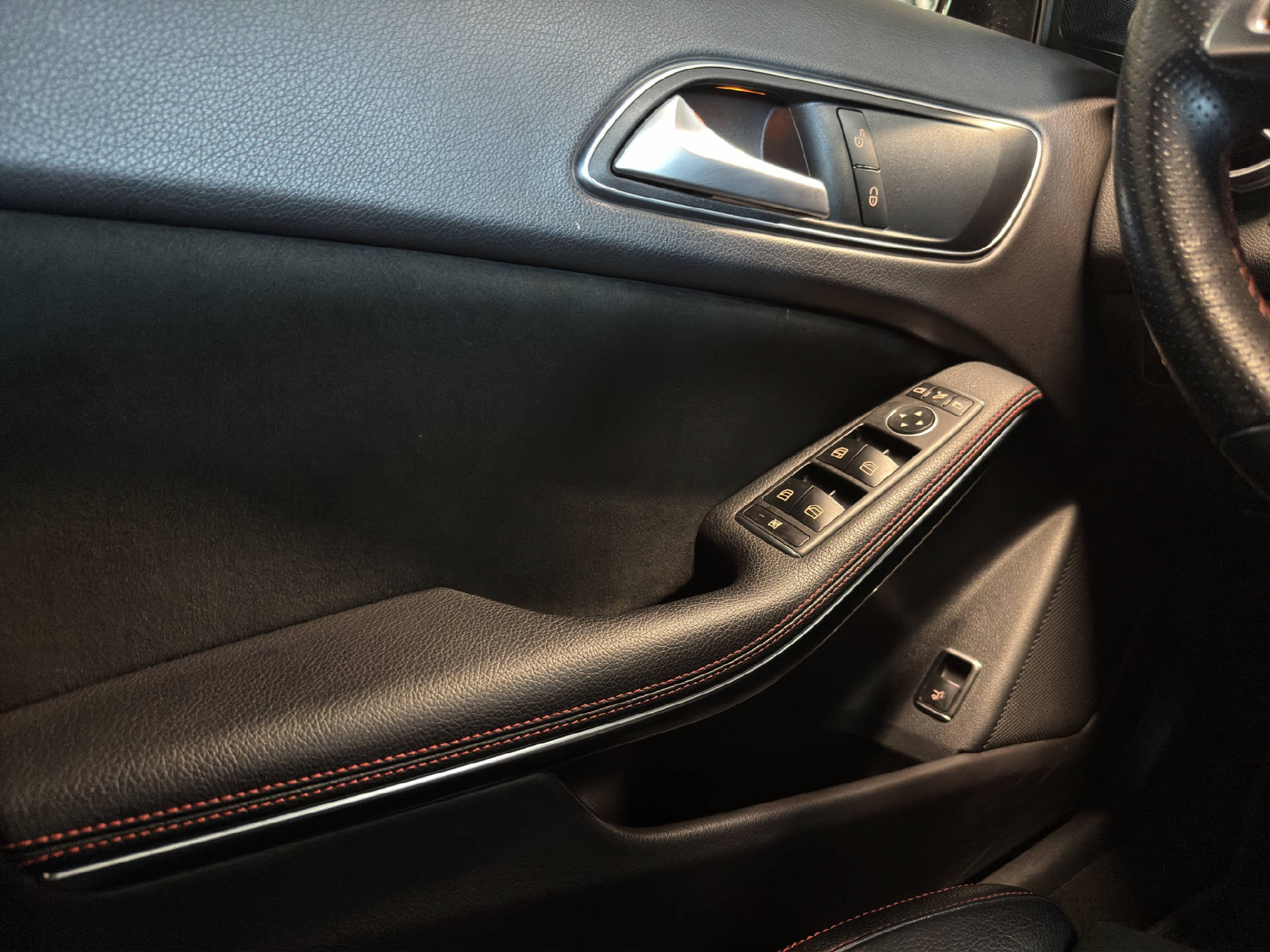 MERCEDES-BENZ GLA 200 Night Star AMG Line-image-11