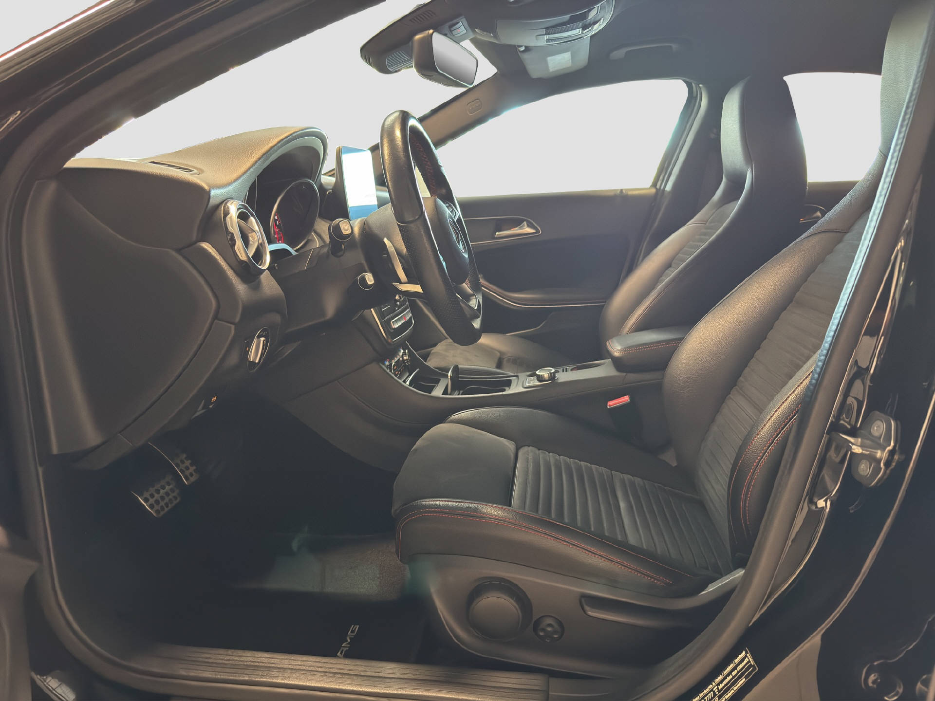 MERCEDES-BENZ GLA 200 Night Star AMG Line-image-6