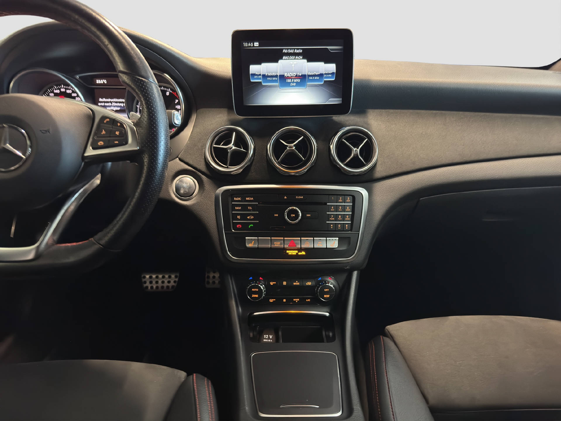 MERCEDES-BENZ GLA 200 Night Star AMG Line-image-9