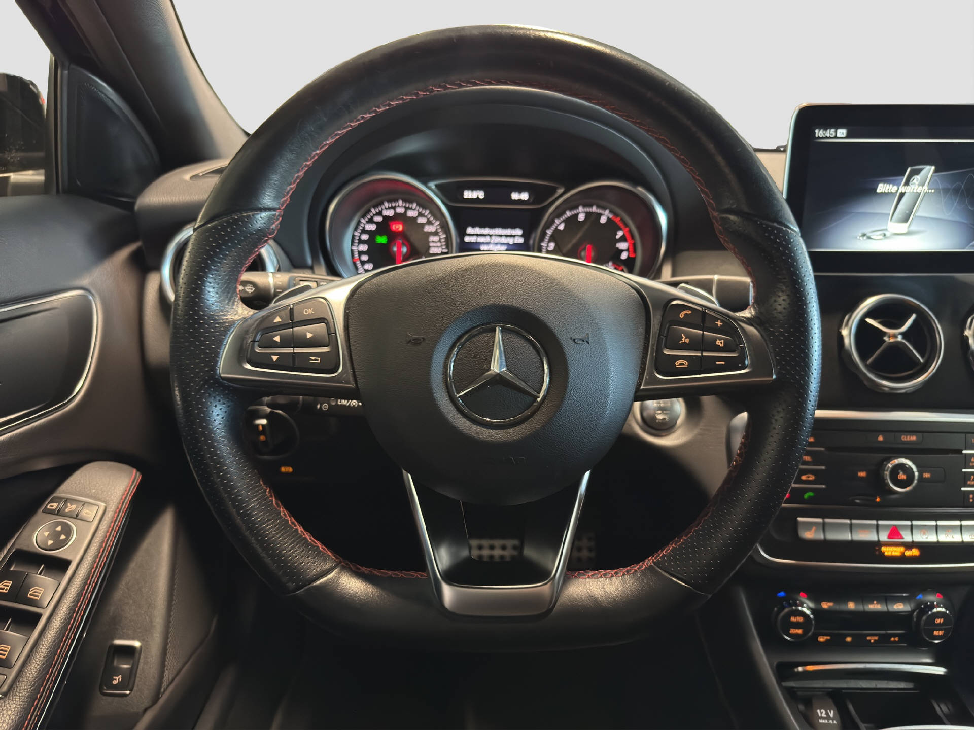 MERCEDES-BENZ GLA 200 Night Star AMG Line-image-8