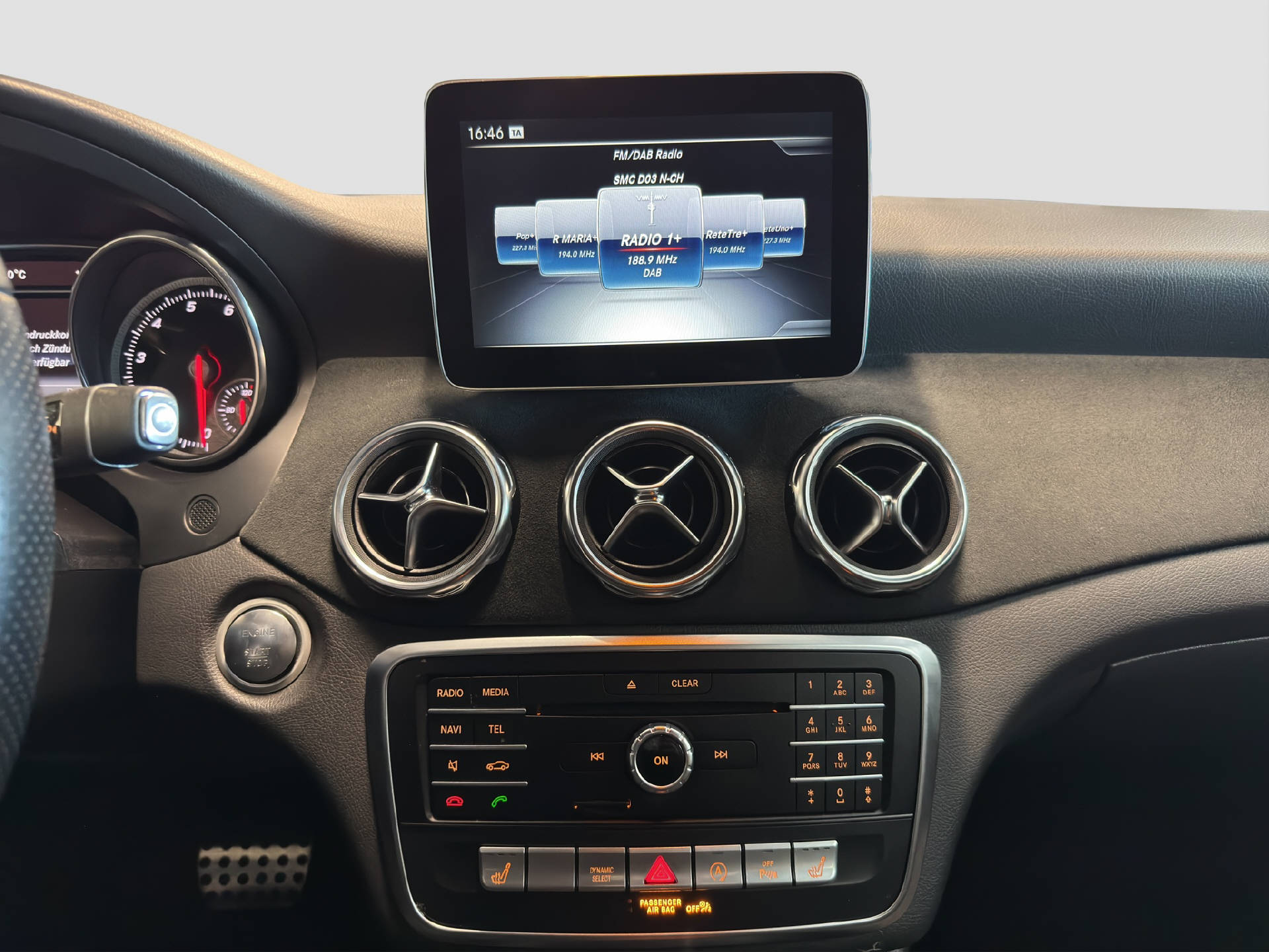 MERCEDES-BENZ GLA 200 Night Star AMG Line-image-10