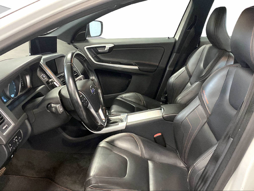 VOLVO XC60 2.4 D5 Ocean Race AWD-image-8