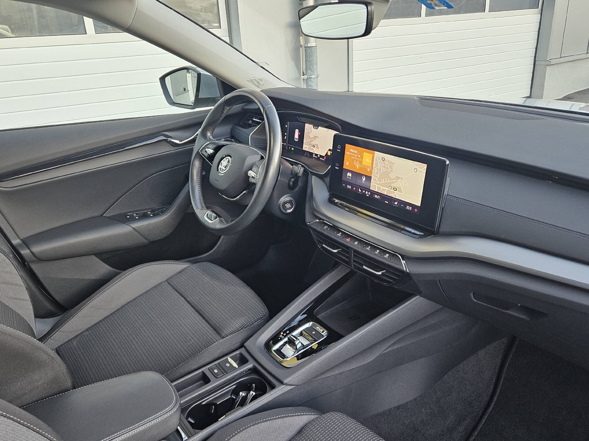 SKODA Octavia Combi 2.0 TDI Ambition 4x4 DSG * Frisch ab MFK * Anhängerkupplung * 8- fach bereift *-image-19