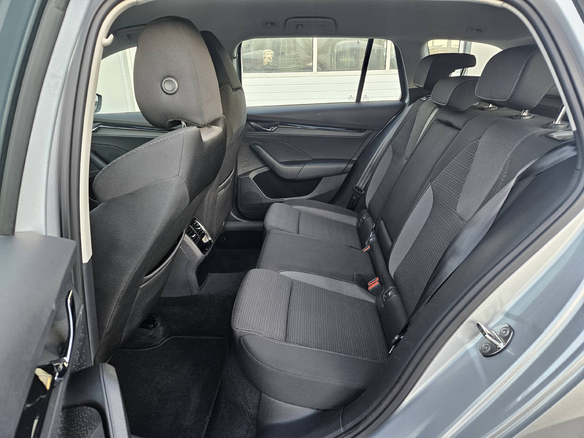 SKODA Octavia Combi 2.0 TDI Ambition 4x4 DSG * Frisch ab MFK * Anhängerkupplung * 8- fach bereift *-image-13