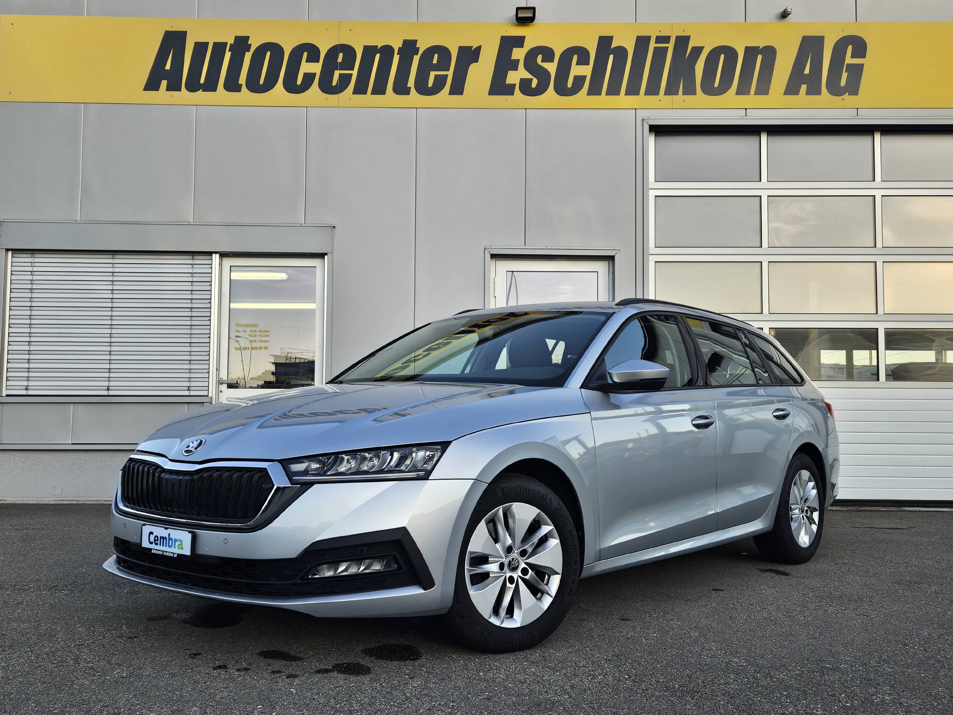 SKODA Octavia Combi 2.0 TDI Ambition 4x4 DSG * Frisch ab MFK * Anhängerkupplung * 8- fach bereift *-image-0