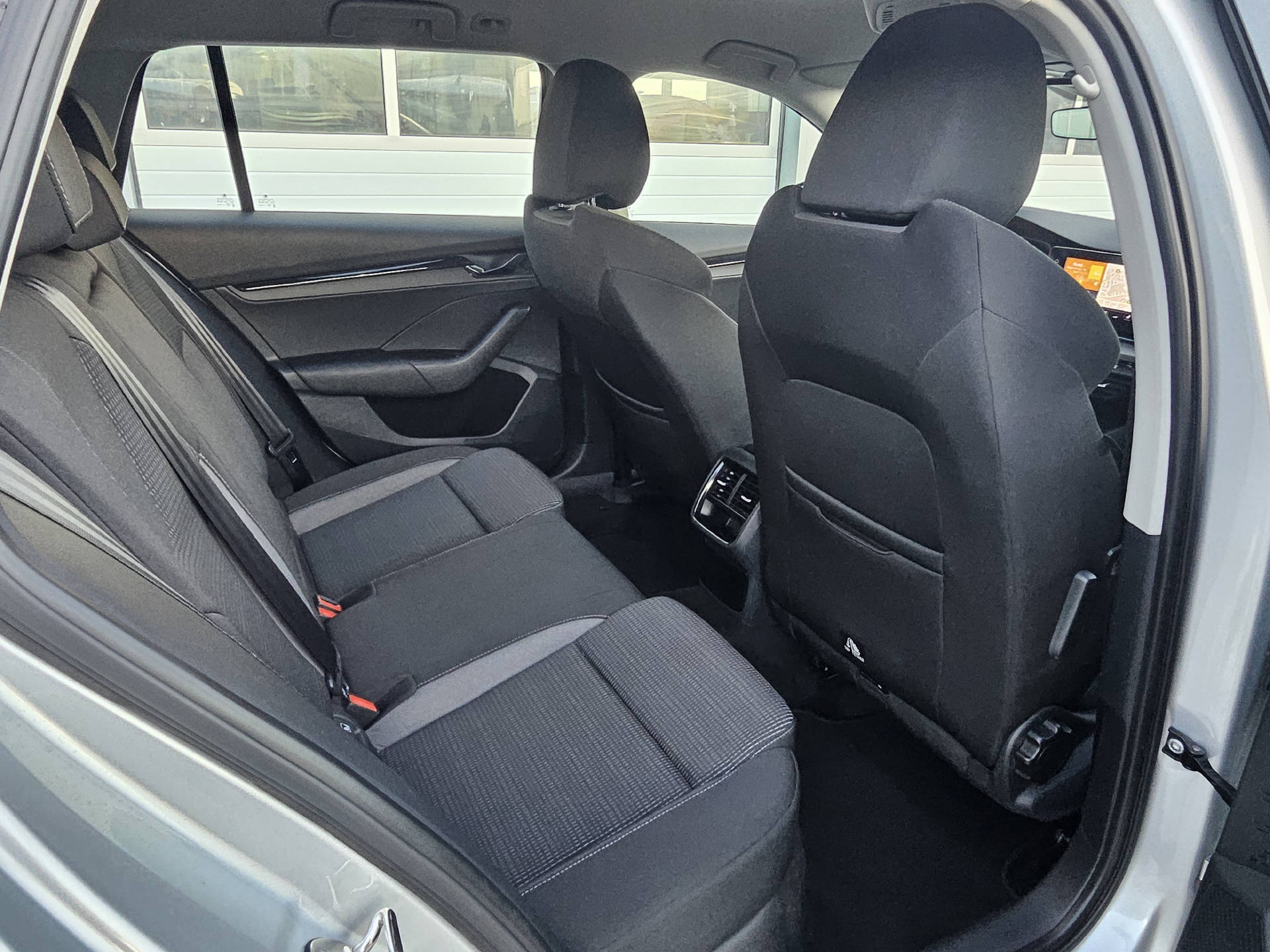 SKODA Octavia Combi 2.0 TDI Ambition 4x4 DSG * Frisch ab MFK * Anhängerkupplung * 8- fach bereift *-image-17