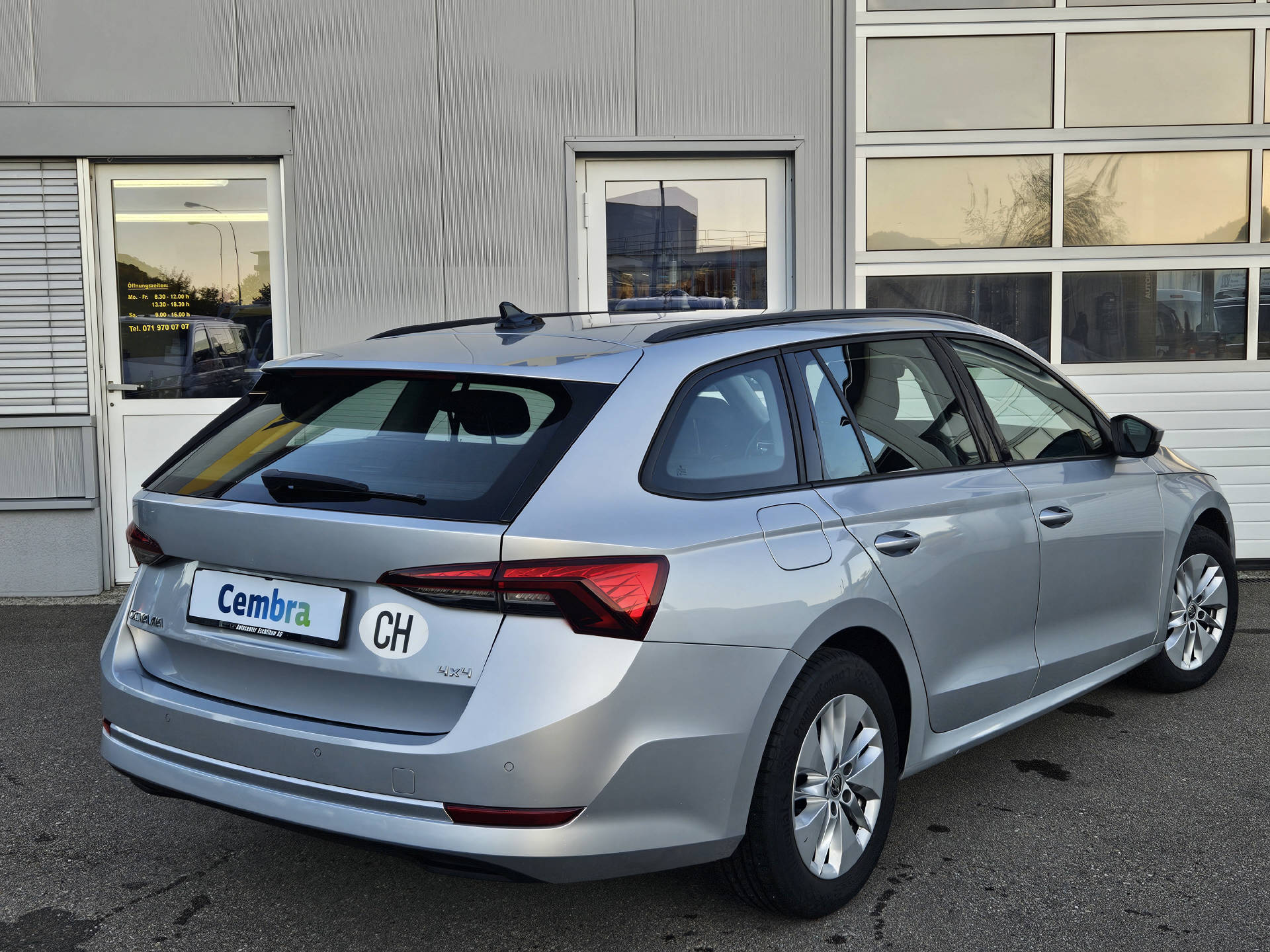 SKODA Octavia Combi 2.0 TDI Ambition 4x4 DSG * Frisch ab MFK * Anhängerkupplung * 8- fach bereift *-image-5